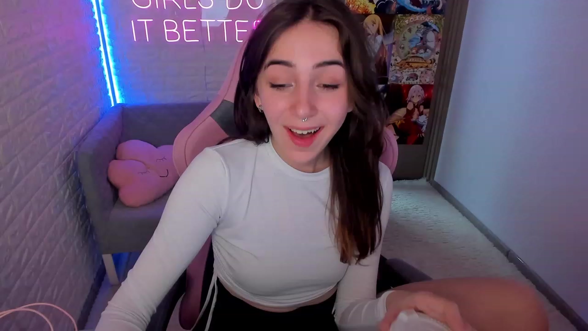 Gallery image thumbnail from ElsaYoung's myfreecams stream on, 02/03/2023, 10:00 image 6 of 20