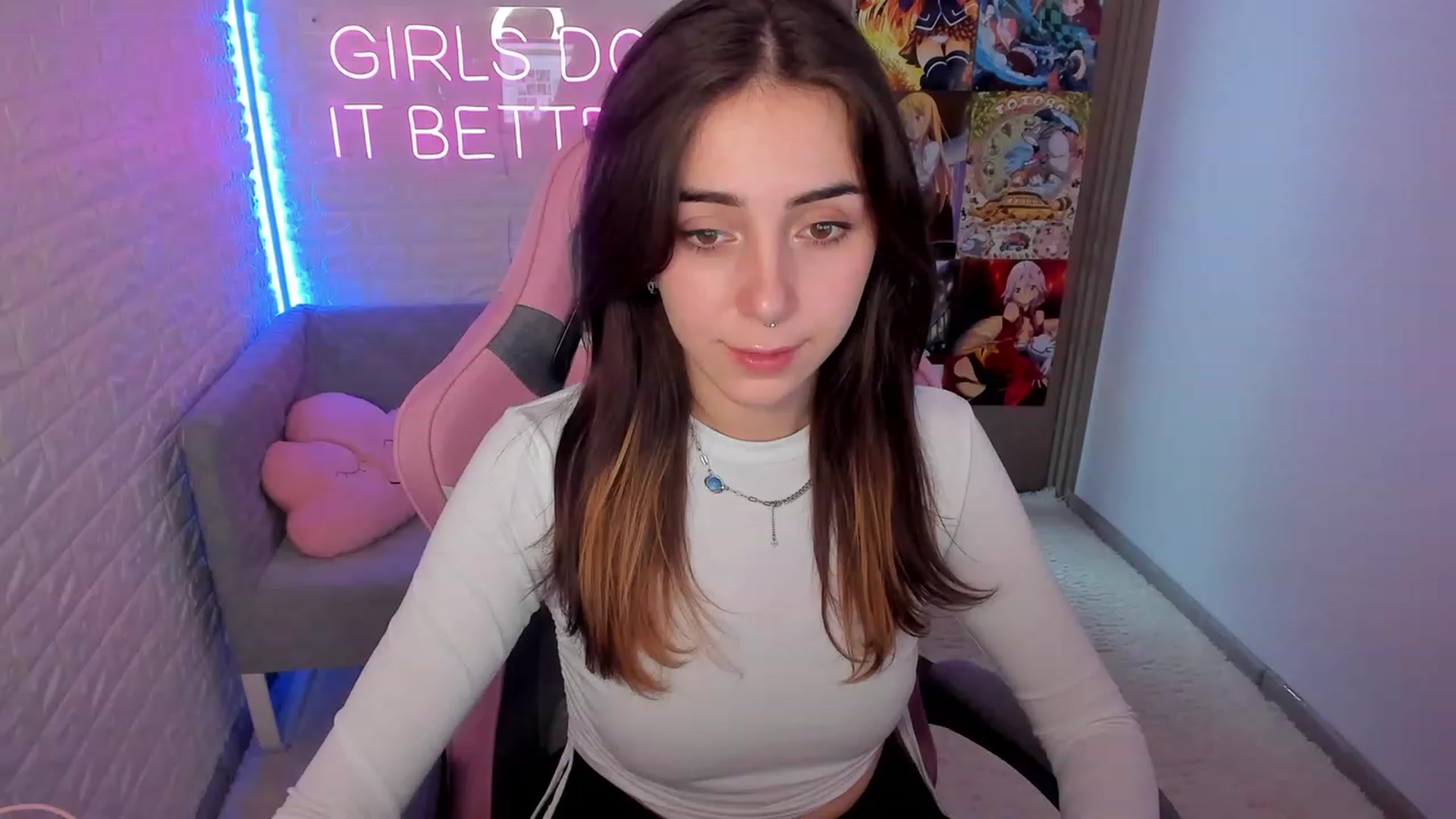 Gallery image thumbnail from ElsaYoung's myfreecams stream on, 02/03/2023, 10:00 image 14 of 20