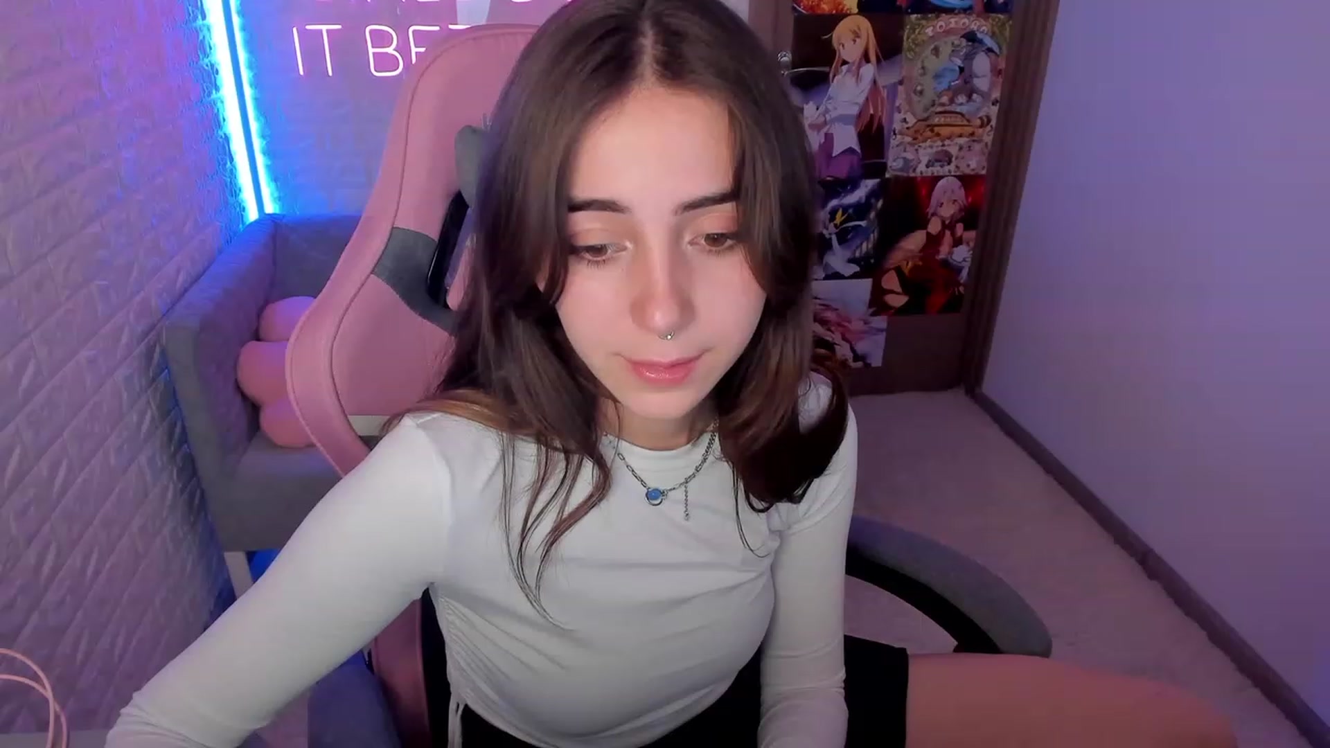 Gallery image thumbnail from ElsaYoung's myfreecams stream on, 02/03/2023, 12:21 image 20 of 20