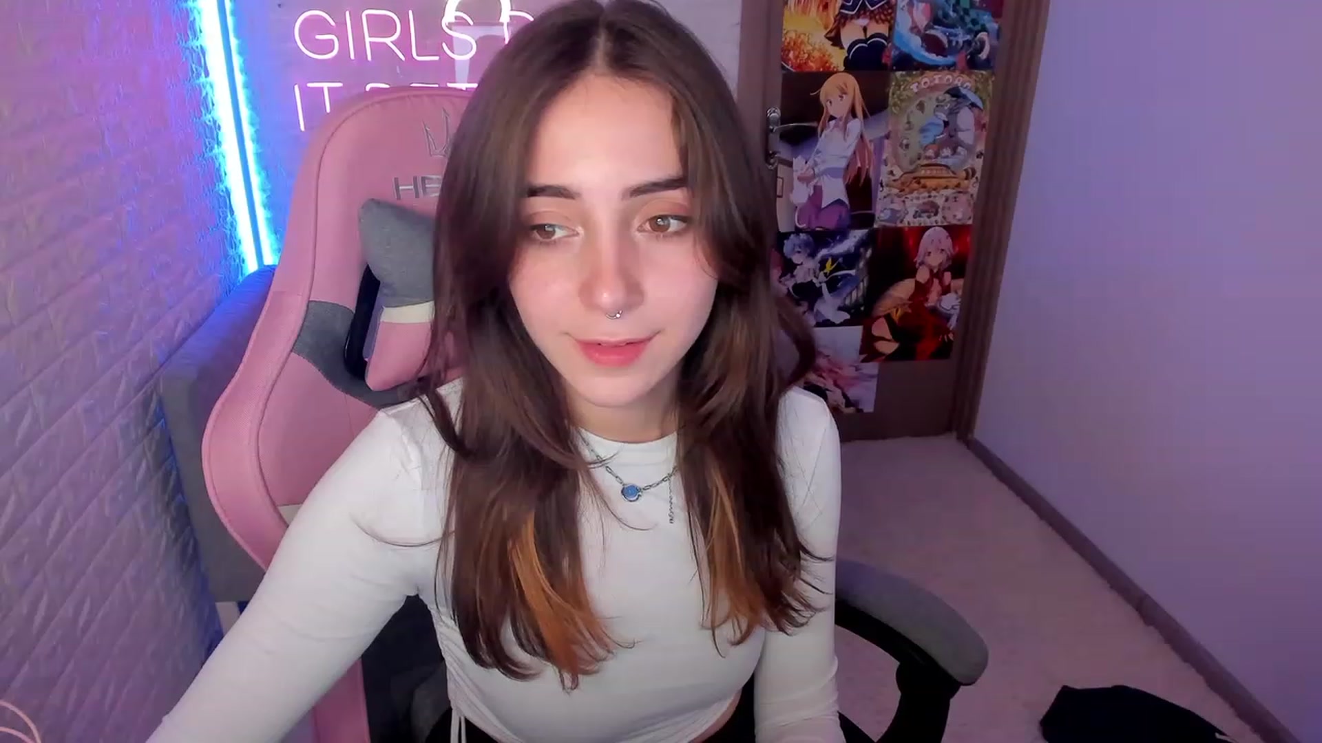 Gallery image thumbnail from ElsaYoung's myfreecams stream on, 02/03/2023, 12:21 image 7 of 20