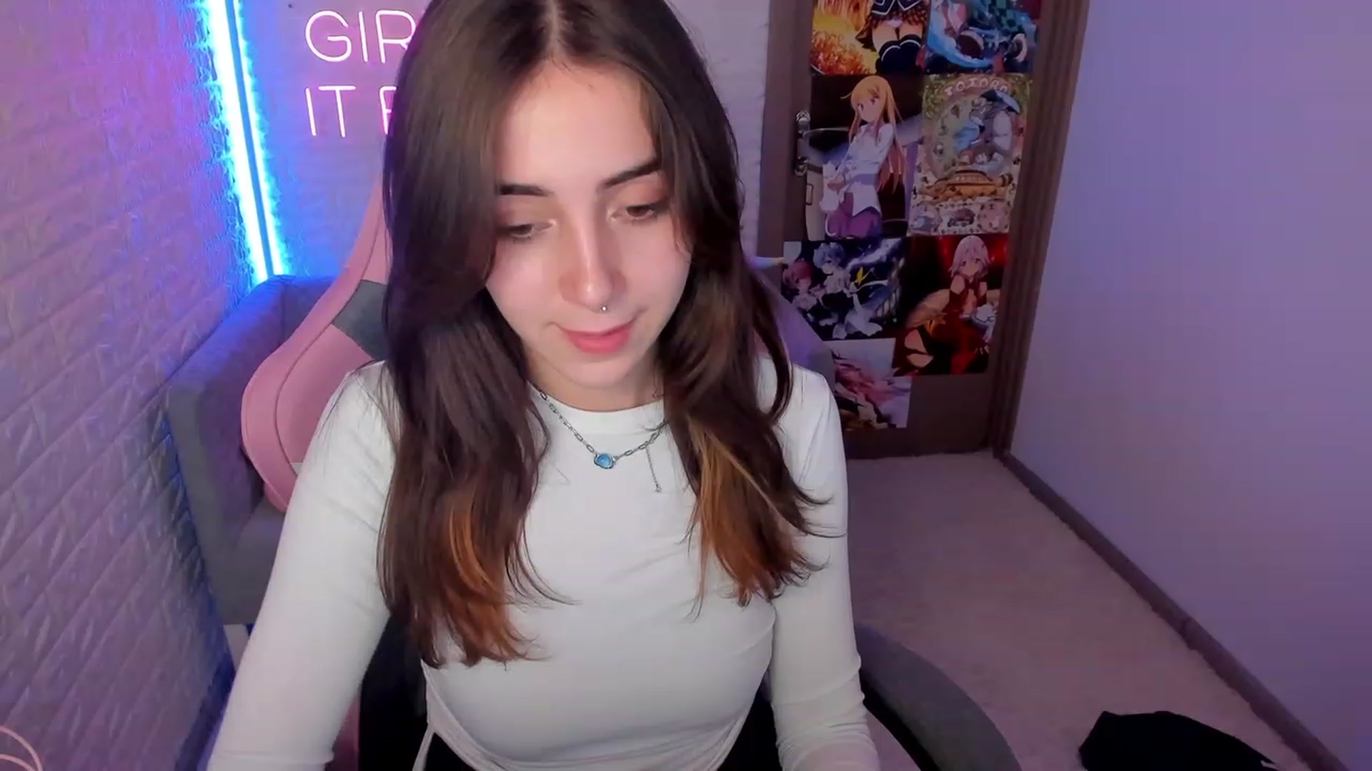 Gallery image thumbnail from ElsaYoung's myfreecams stream on, 02/03/2023, 12:21 image 8 of 20