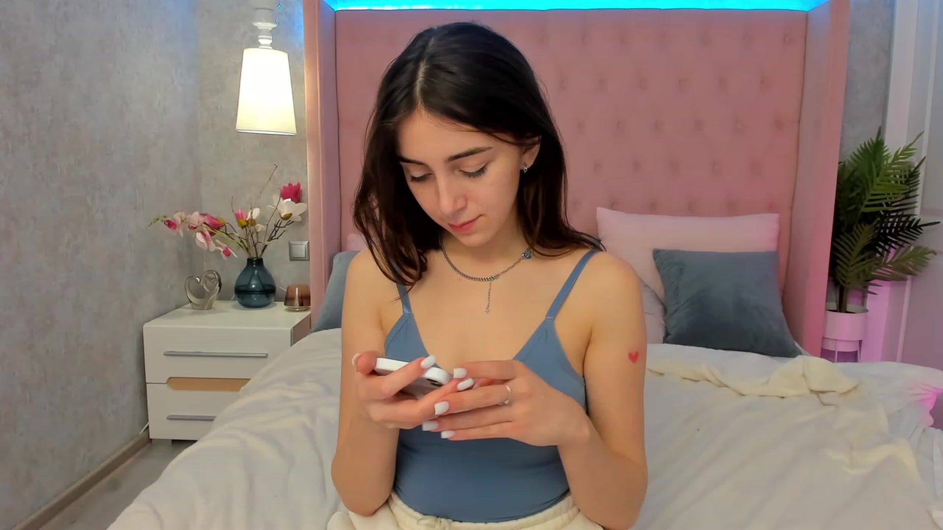Gallery image thumbnail from ElsaYoung's myfreecams stream on, 02/05/2023, 11:46 image 19 of 20