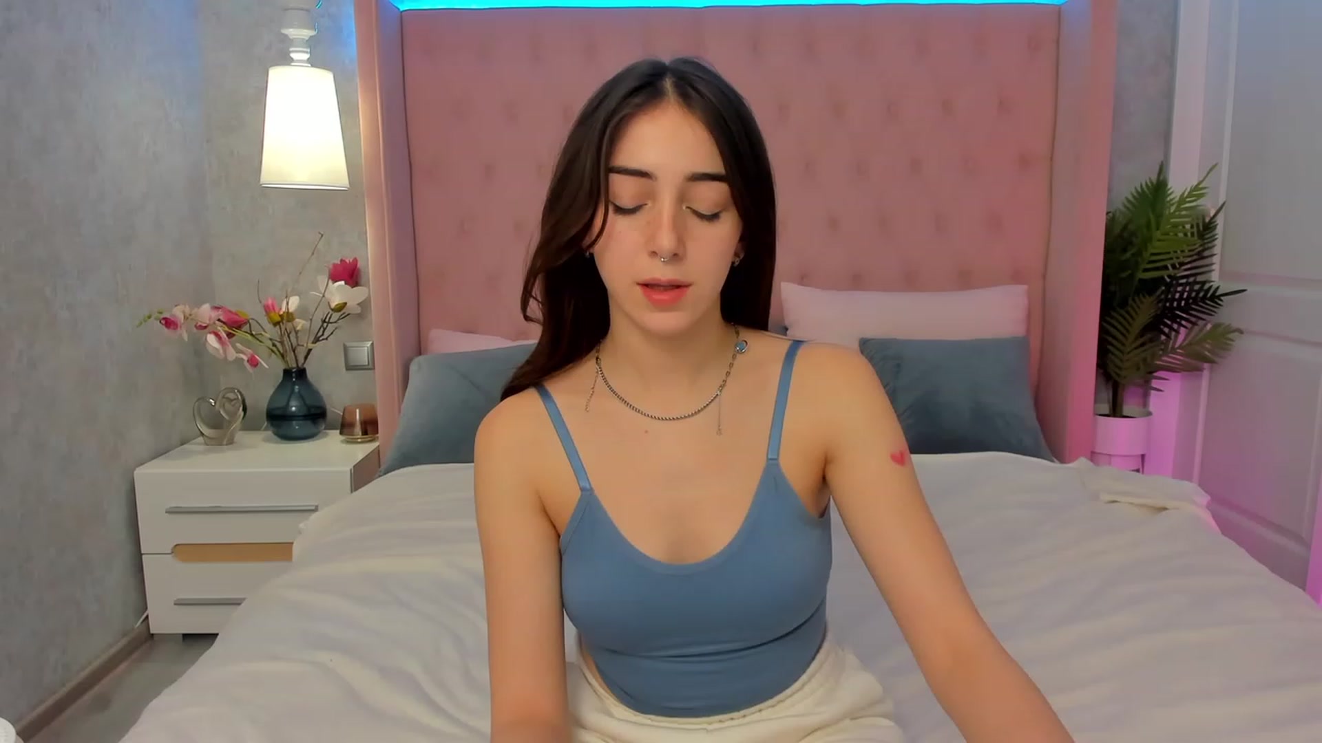 Gallery image thumbnail from ElsaYoung's myfreecams stream on, 02/05/2023, 12:32 image 13 of 20