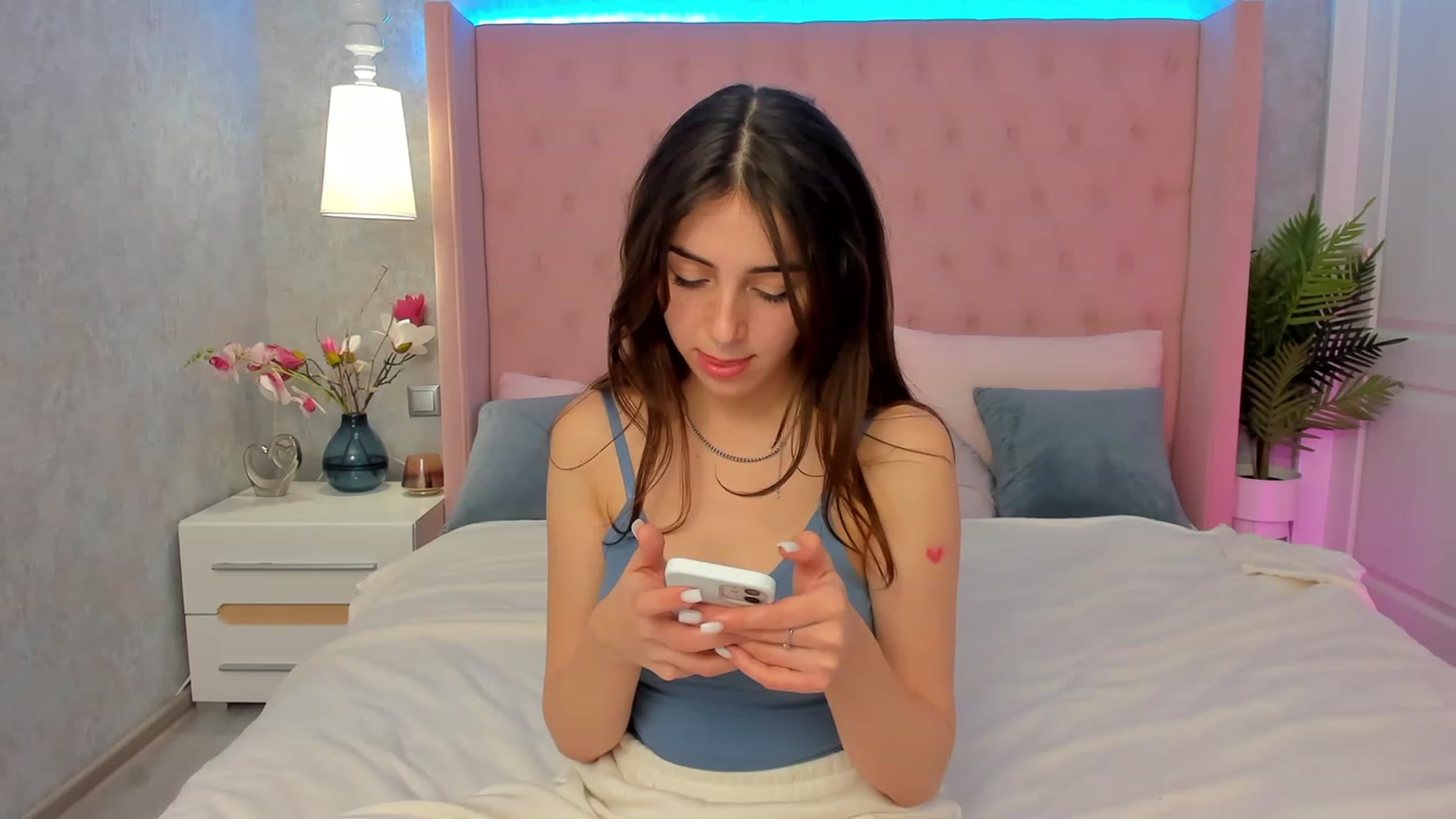 Gallery image thumbnail from ElsaYoung's myfreecams stream on, 02/05/2023, 12:32 image 8 of 20