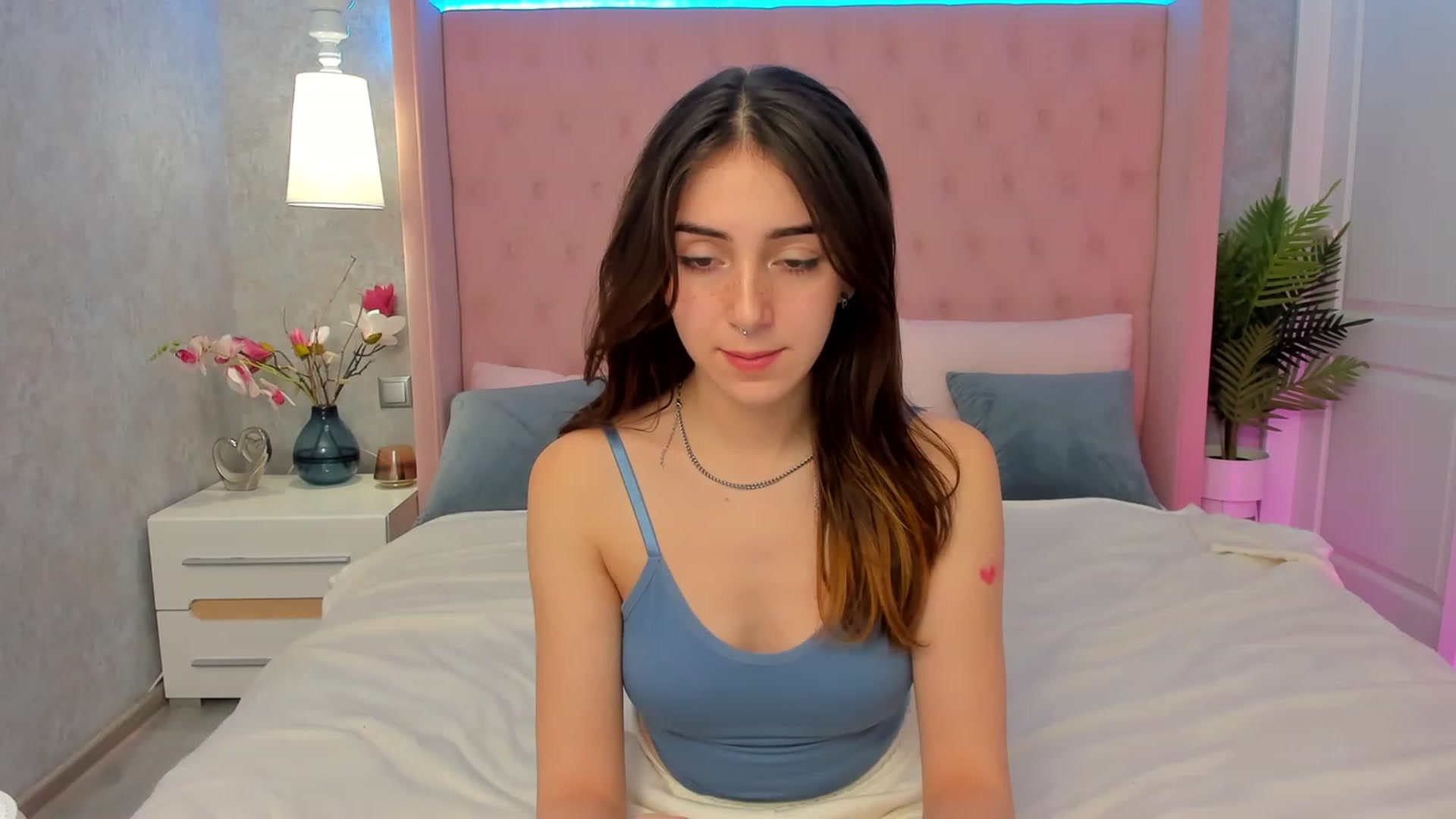 Gallery image thumbnail from ElsaYoung's myfreecams stream on, 02/05/2023, 12:32 image 12 of 20