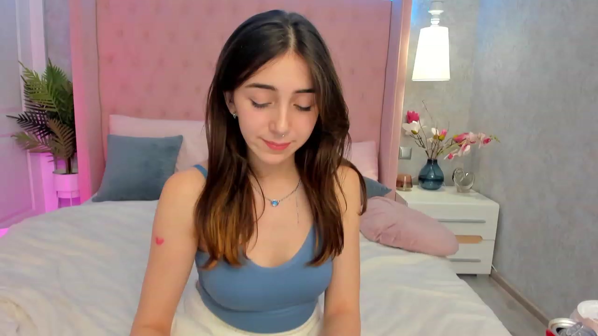 Gallery image thumbnail from ElsaYoung's myfreecams stream on, 02/05/2023, 18:20 image 5 of 20