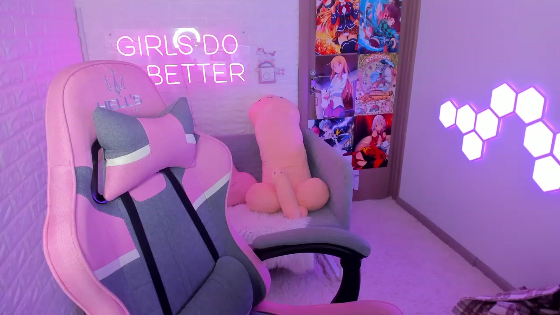 Gallery image thumbnail from ElsaYoung's myfreecams stream on, 02/09/2023, 14:29 image 20 of 20