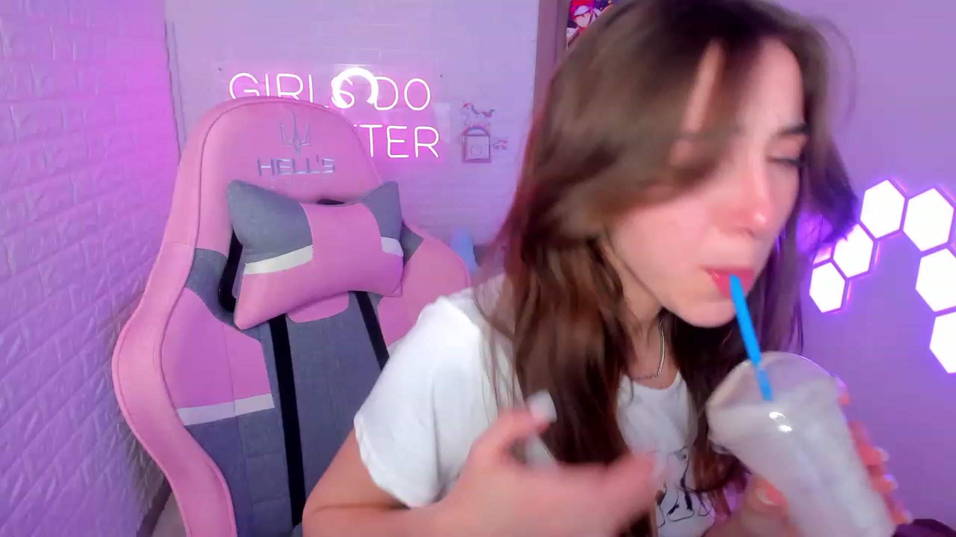 Gallery image thumbnail from ElsaYoung's myfreecams stream on, 02/09/2023, 18:16 image 14 of 20