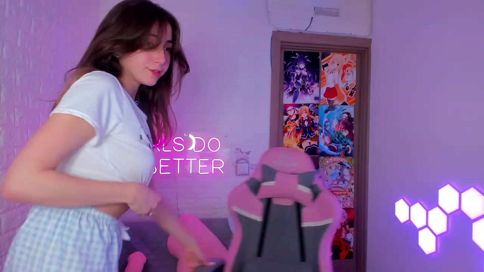 Gallery image thumbnail from ElsaYoung's myfreecams stream on, 02/09/2023, 18:16 image 7 of 20