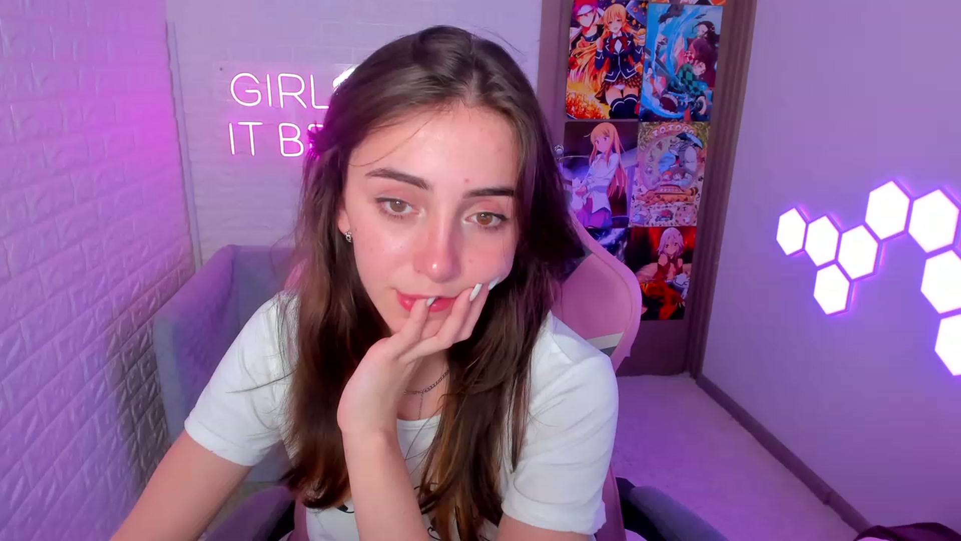 Gallery image thumbnail from ElsaYoung's myfreecams stream on, 02/09/2023, 18:16 image 12 of 20
