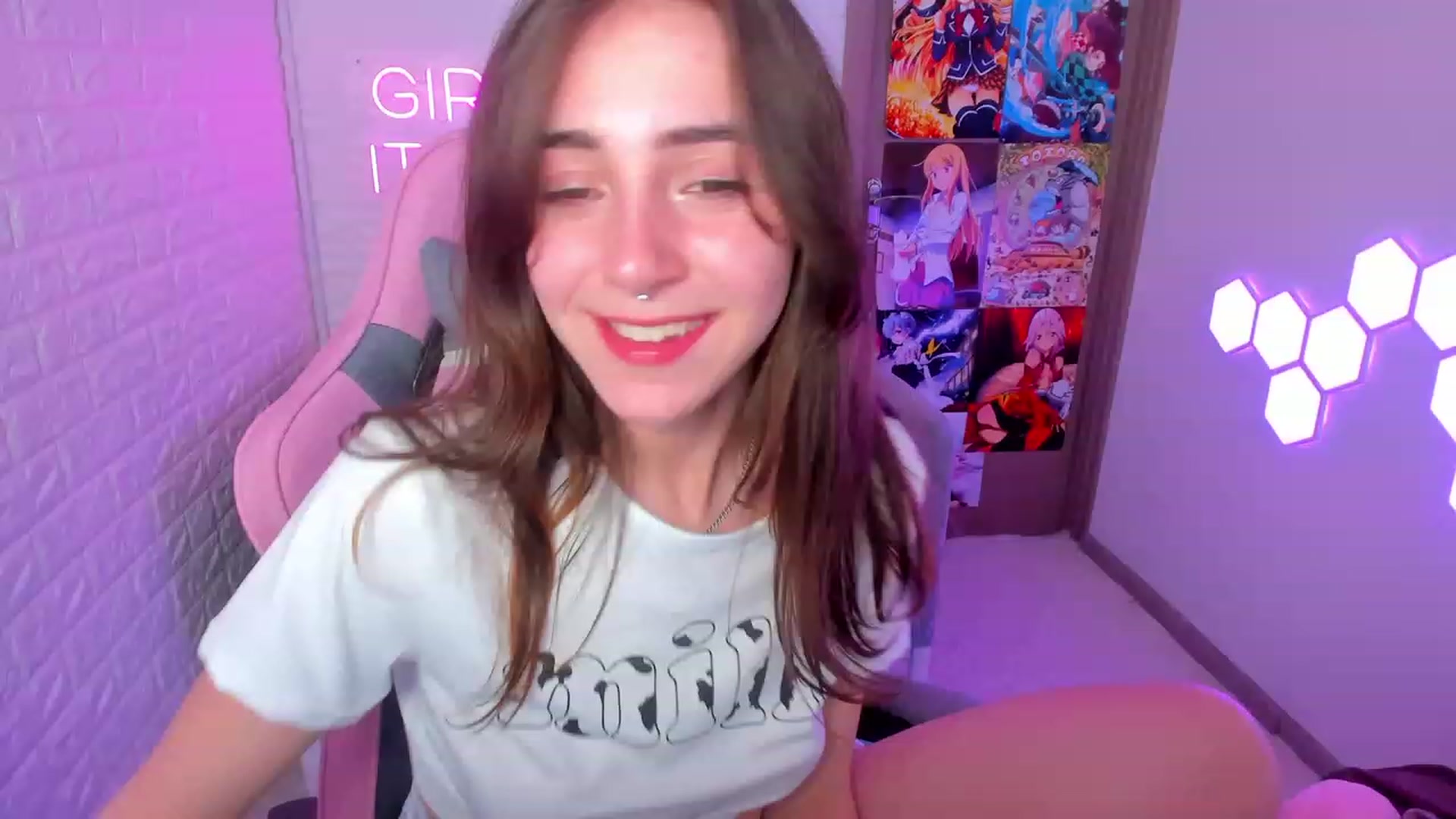 Gallery image thumbnail from ElsaYoung's myfreecams stream on, 02/09/2023, 19:05 image 7 of 20