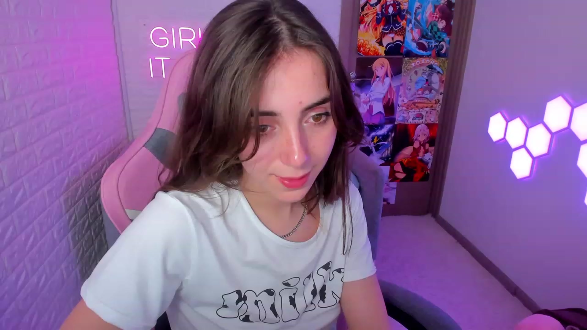 Gallery image thumbnail from ElsaYoung's myfreecams stream on, 02/09/2023, 19:05 image 10 of 20