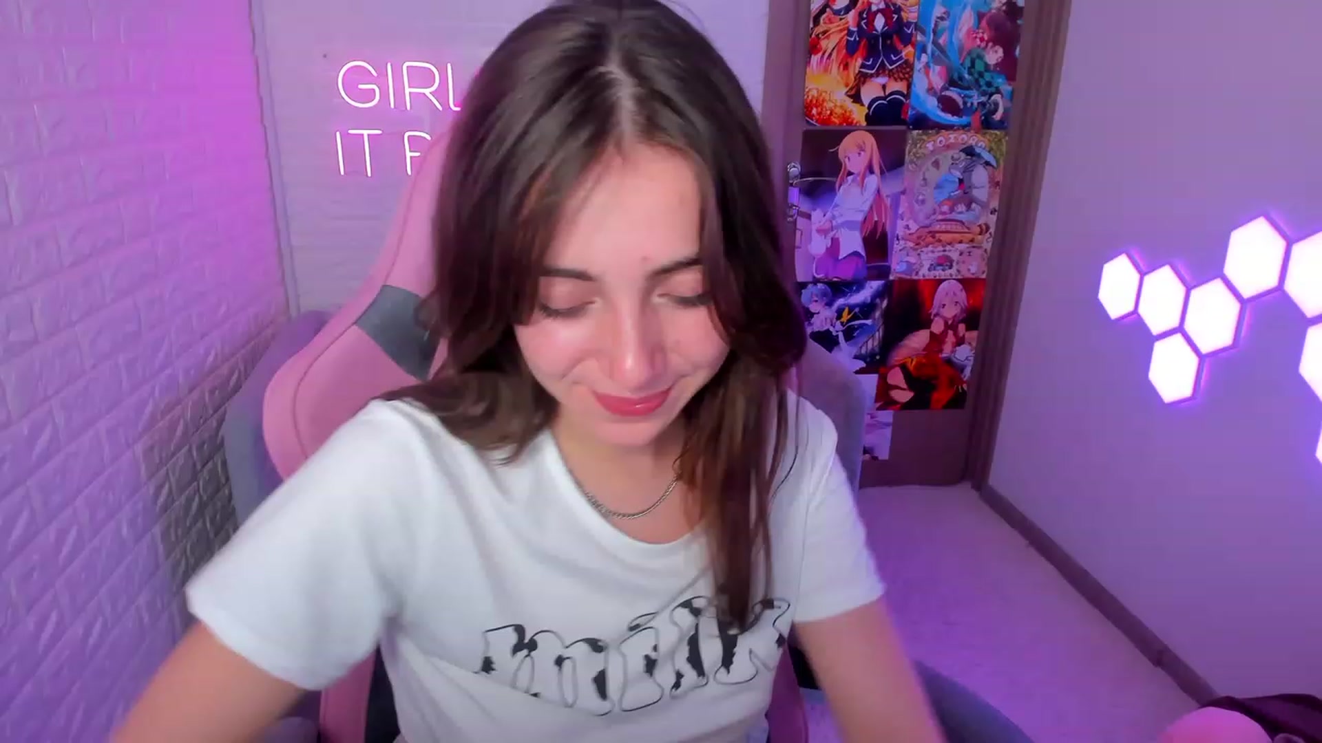 Gallery image thumbnail from ElsaYoung's myfreecams stream on, 02/09/2023, 19:05 image 15 of 20
