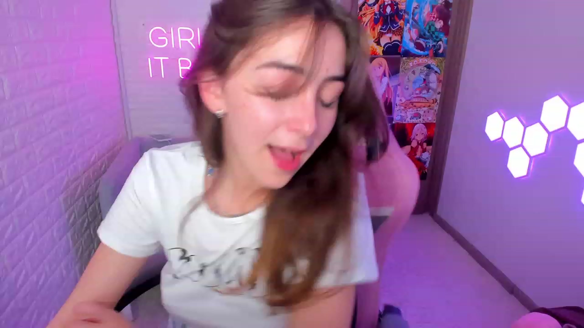 Gallery image thumbnail from ElsaYoung's myfreecams stream on, 02/09/2023, 19:28 image 1 of 20