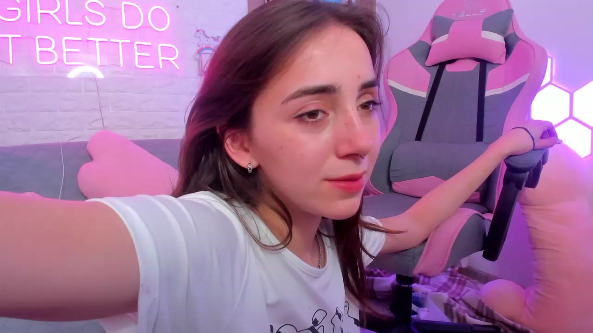 Gallery image thumbnail from ElsaYoung's myfreecams stream on, 02/09/2023, 19:28 image 19 of 20