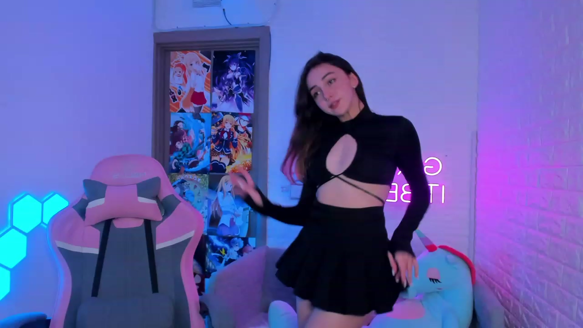 Gallery image thumbnail from ElsaYoung's myfreecams stream on, 02/10/2023, 14:45 image 5 of 20