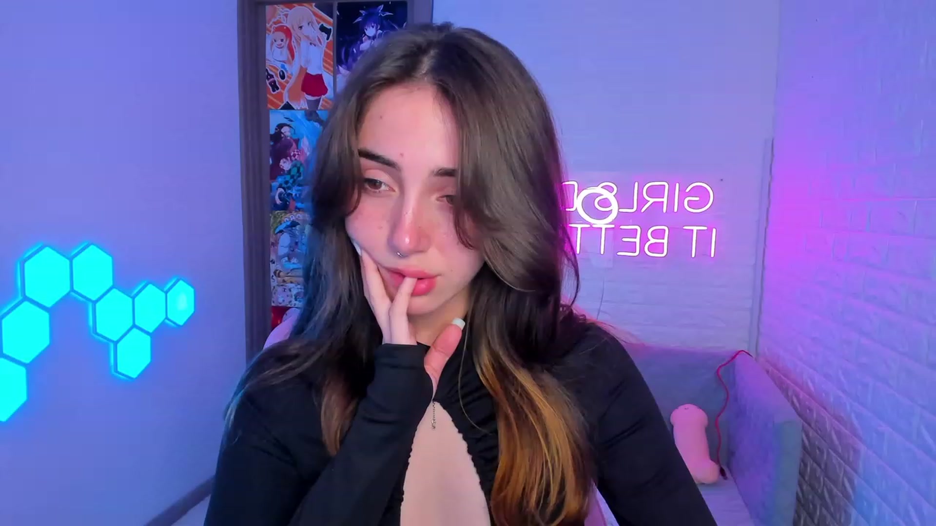 Gallery image thumbnail from ElsaYoung's myfreecams stream on, 02/10/2023, 14:45 image 3 of 20