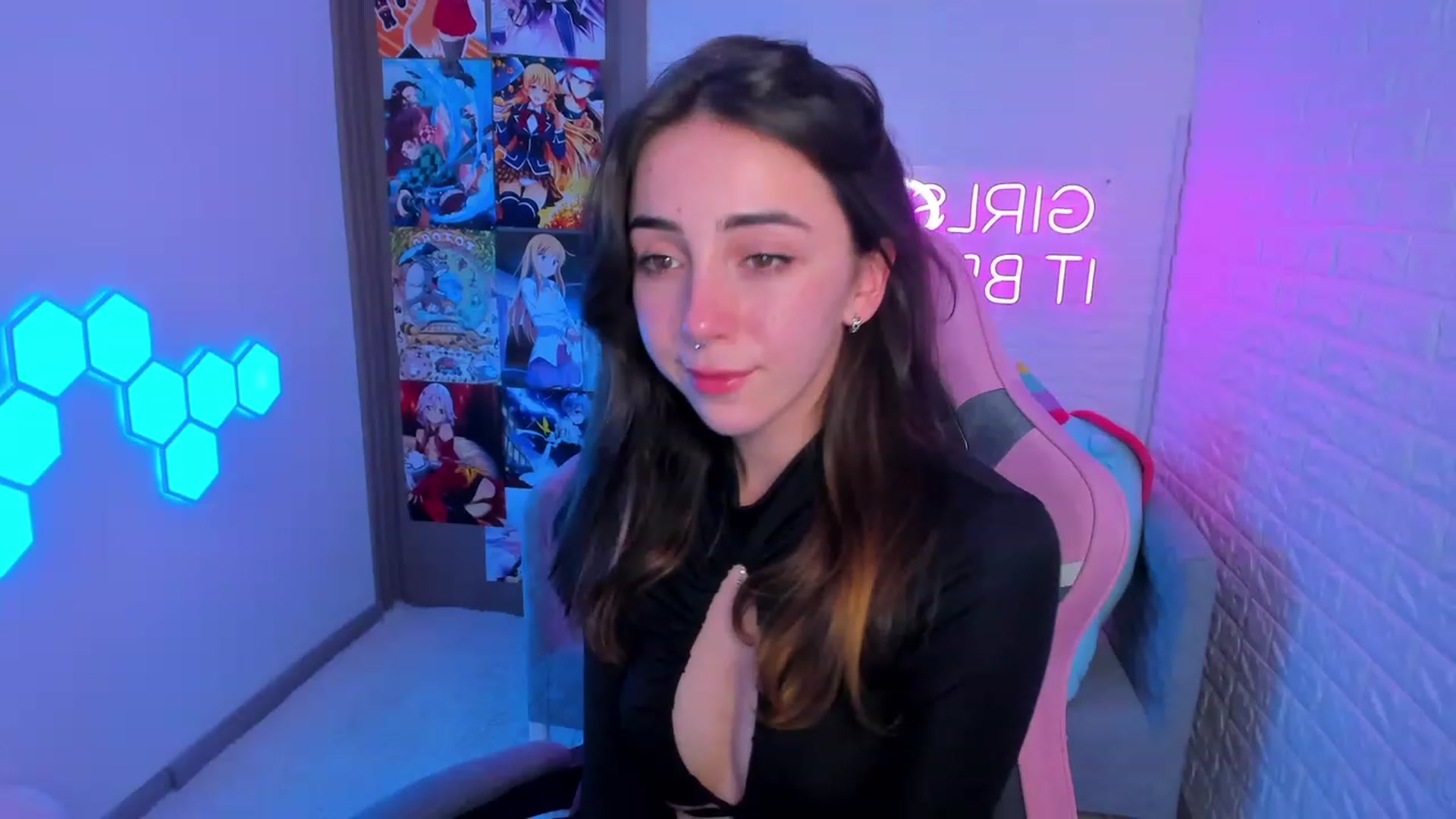 Gallery image thumbnail from ElsaYoung's myfreecams stream on, 02/10/2023, 17:01 image 3 of 20
