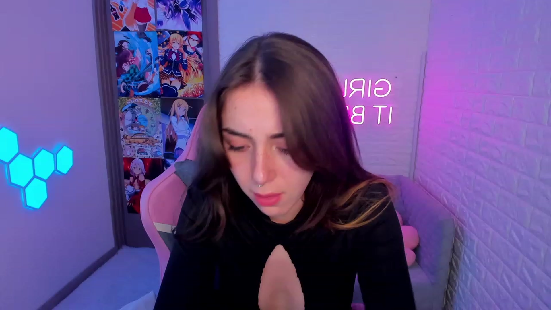 Gallery image thumbnail from ElsaYoung's myfreecams stream on, 02/11/2023, 14:38 image 9 of 20
