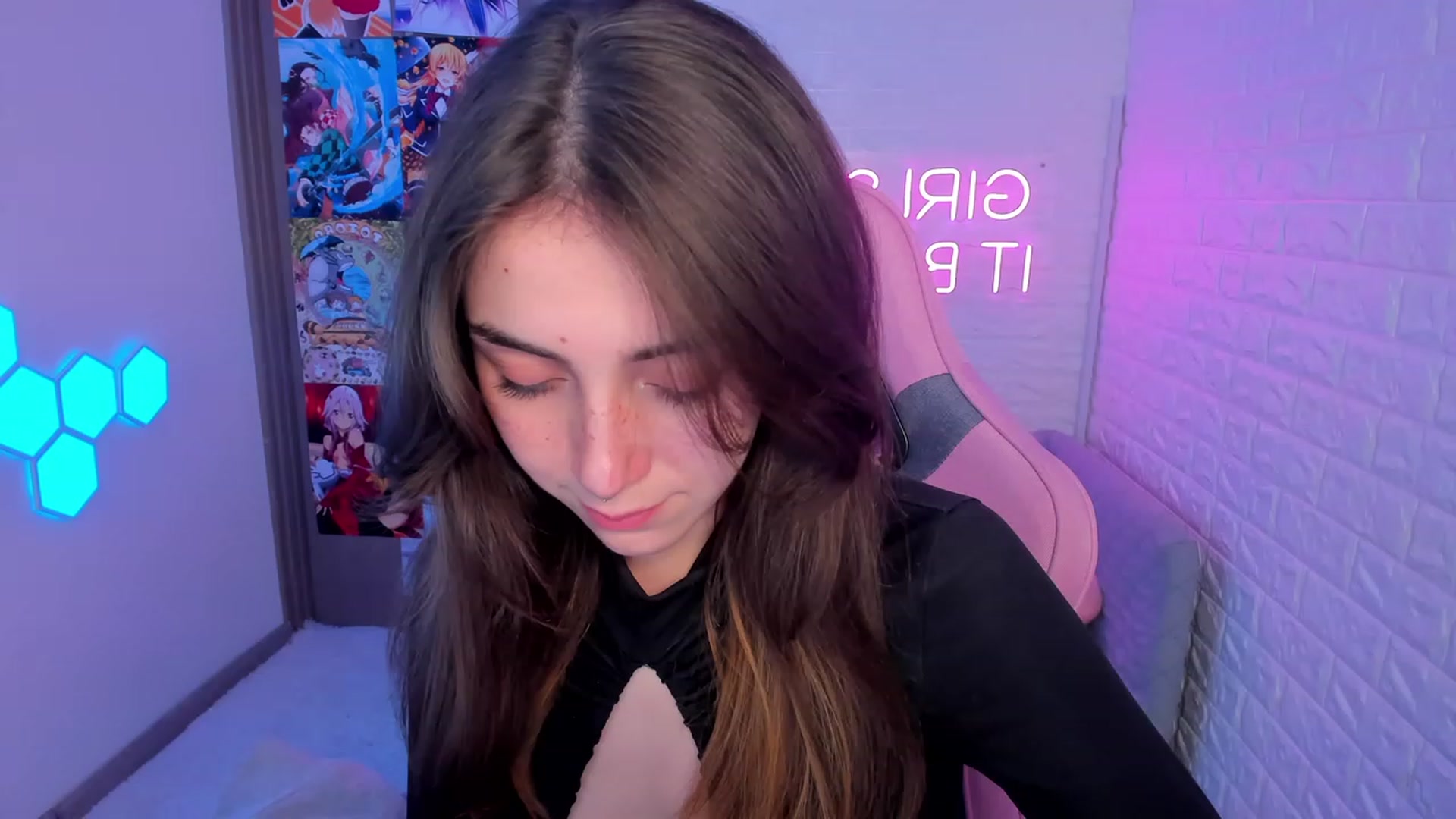 Gallery image thumbnail from ElsaYoung's myfreecams stream on, 02/11/2023, 14:38 image 20 of 20