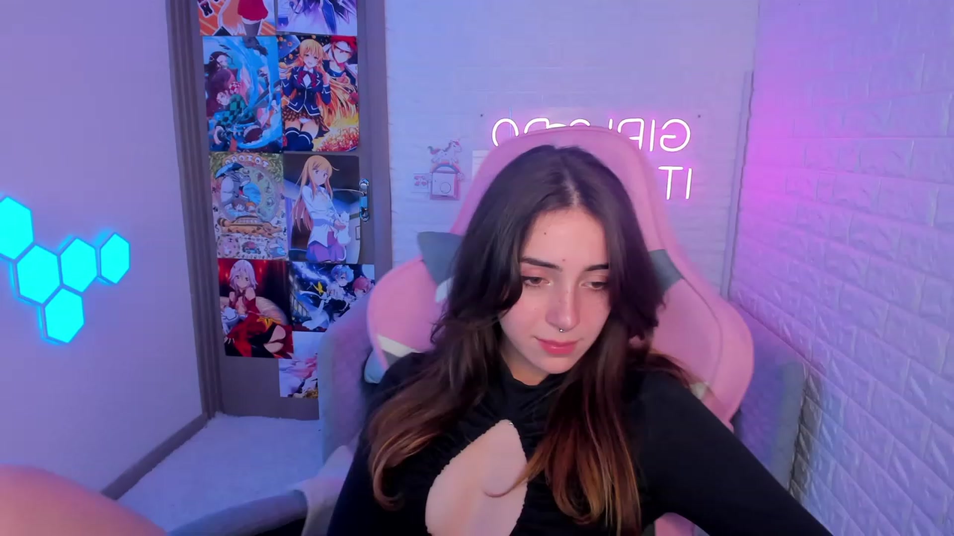 Gallery image thumbnail from ElsaYoung's myfreecams stream on, 02/11/2023, 15:36 image 3 of 20