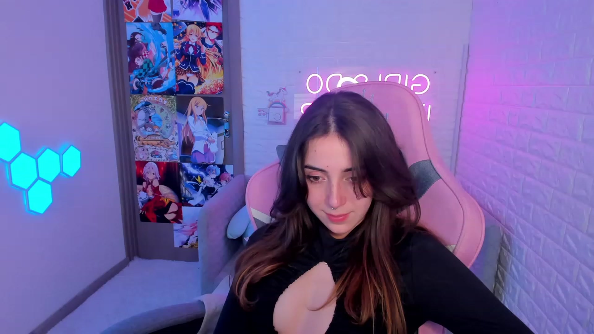 Gallery image thumbnail from ElsaYoung's myfreecams stream on, 02/11/2023, 15:36 image 1 of 20