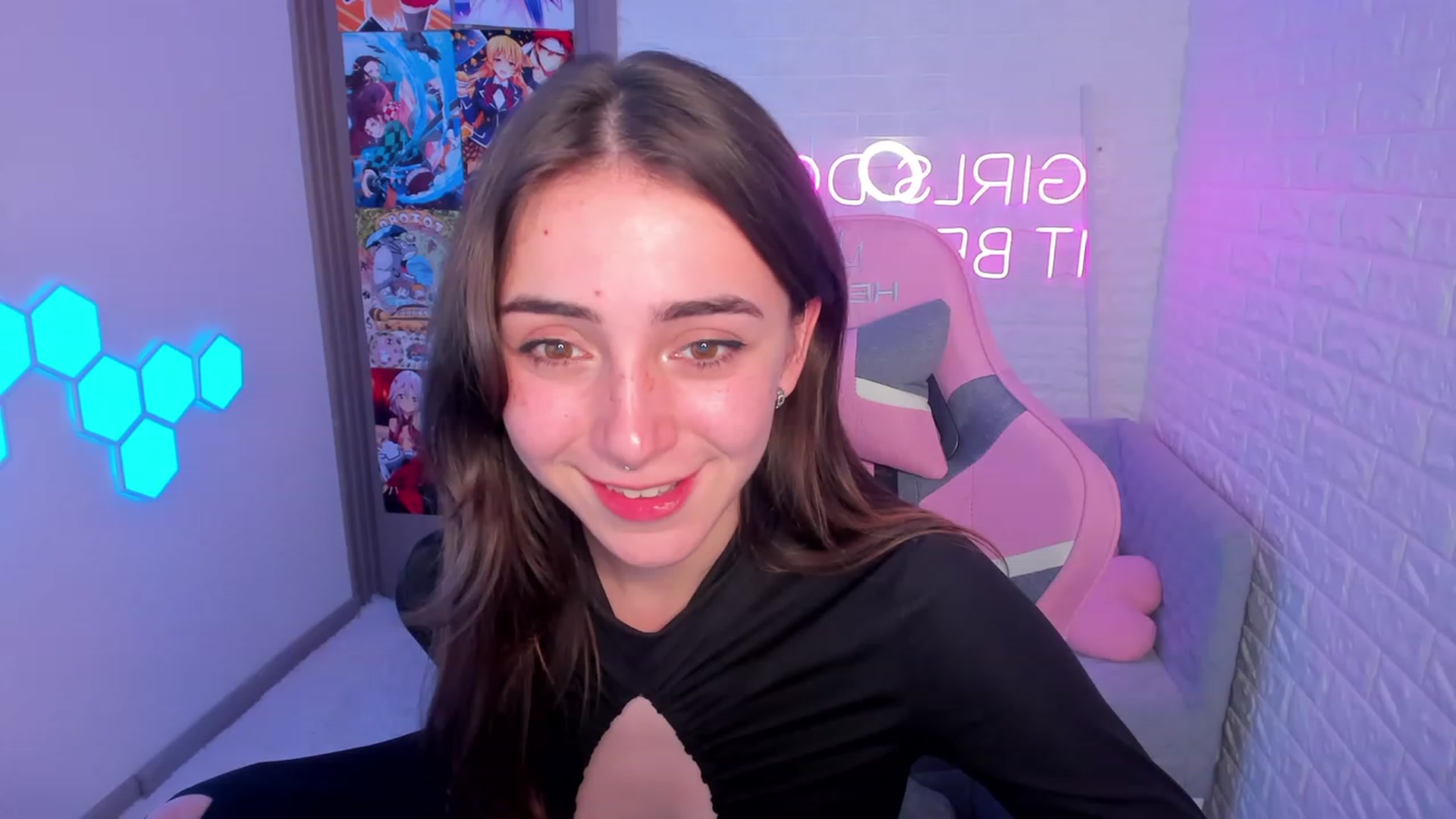 Gallery image thumbnail from ElsaYoung's myfreecams stream on, 02/11/2023, 18:13 image 16 of 20
