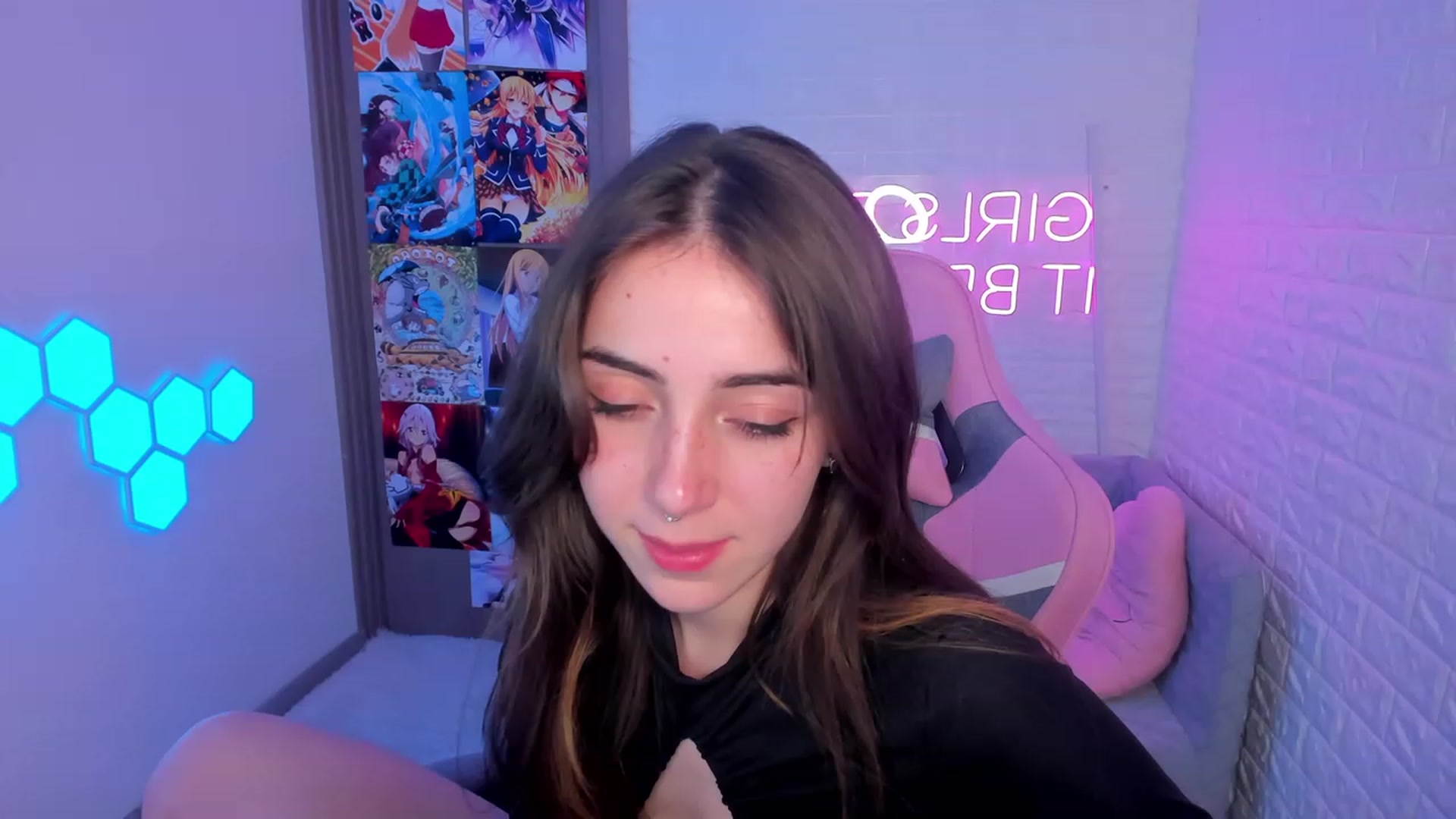 Gallery image thumbnail from ElsaYoung's myfreecams stream on, 02/11/2023, 19:32 image 8 of 20