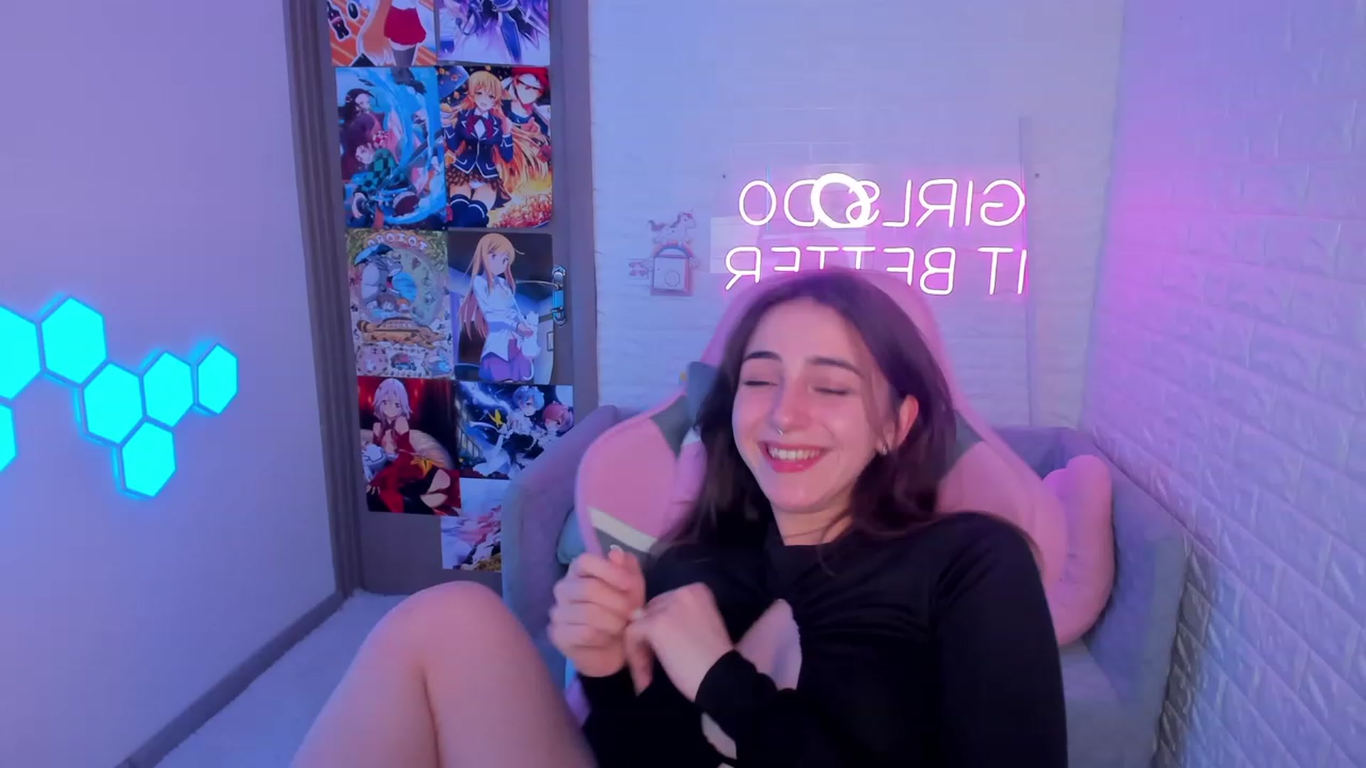 Gallery image thumbnail from ElsaYoung's myfreecams stream on, 02/11/2023, 19:32 image 16 of 20