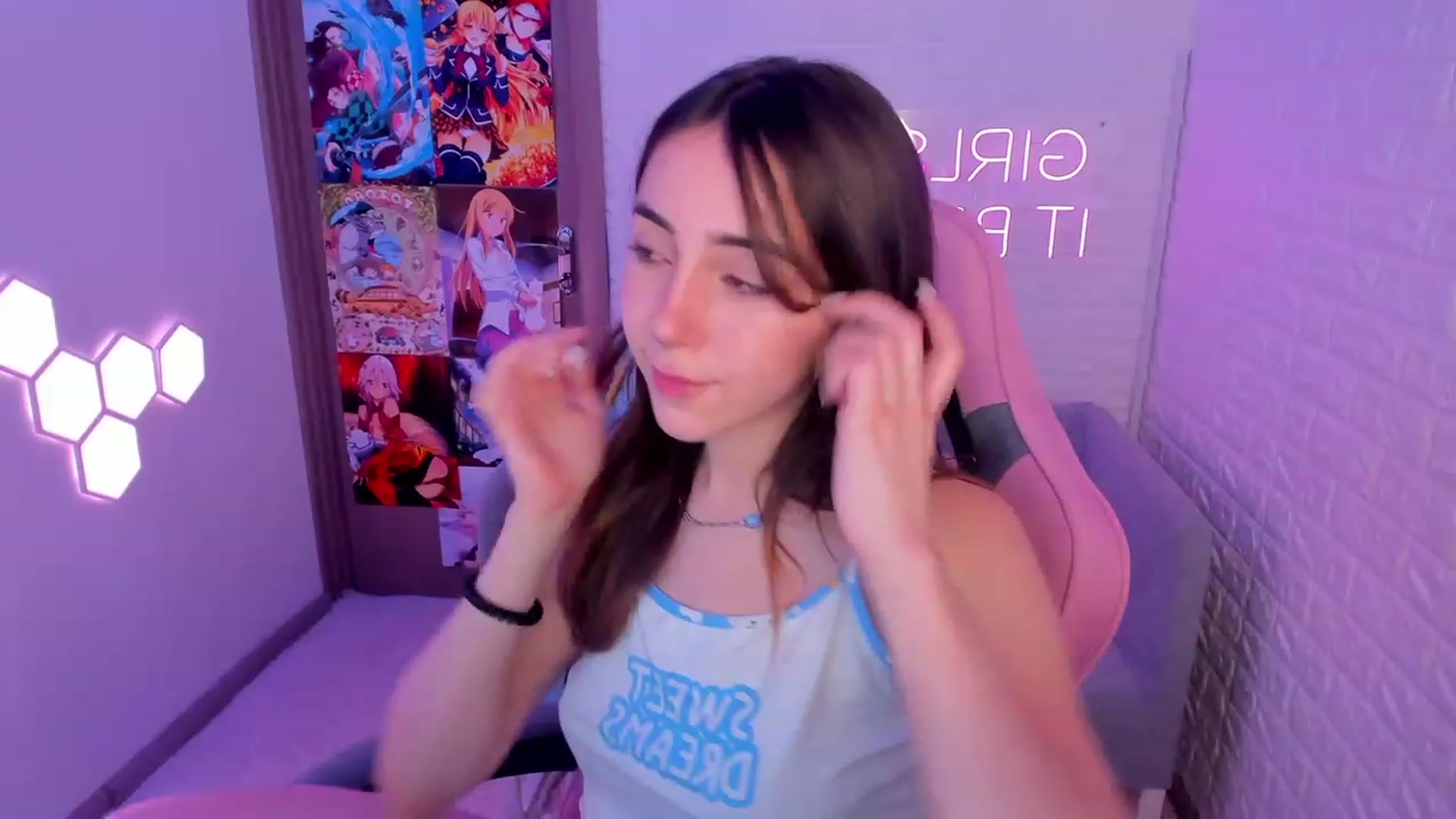 Gallery image thumbnail from ElsaYoung's myfreecams stream on, 02/12/2023, 13:22 image 17 of 20