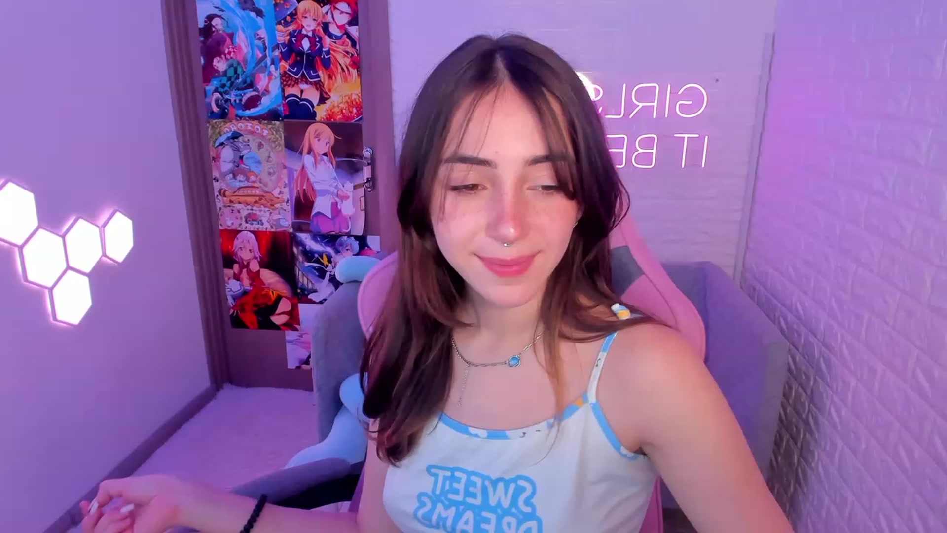 Gallery image thumbnail from ElsaYoung's myfreecams stream on, 02/12/2023, 13:22 image 15 of 20