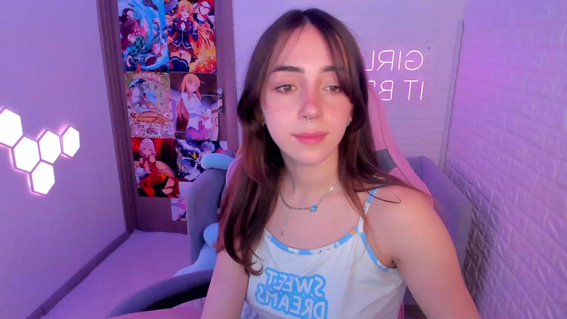Gallery image thumbnail from ElsaYoung's myfreecams stream on, 02/12/2023, 13:22 image 12 of 20