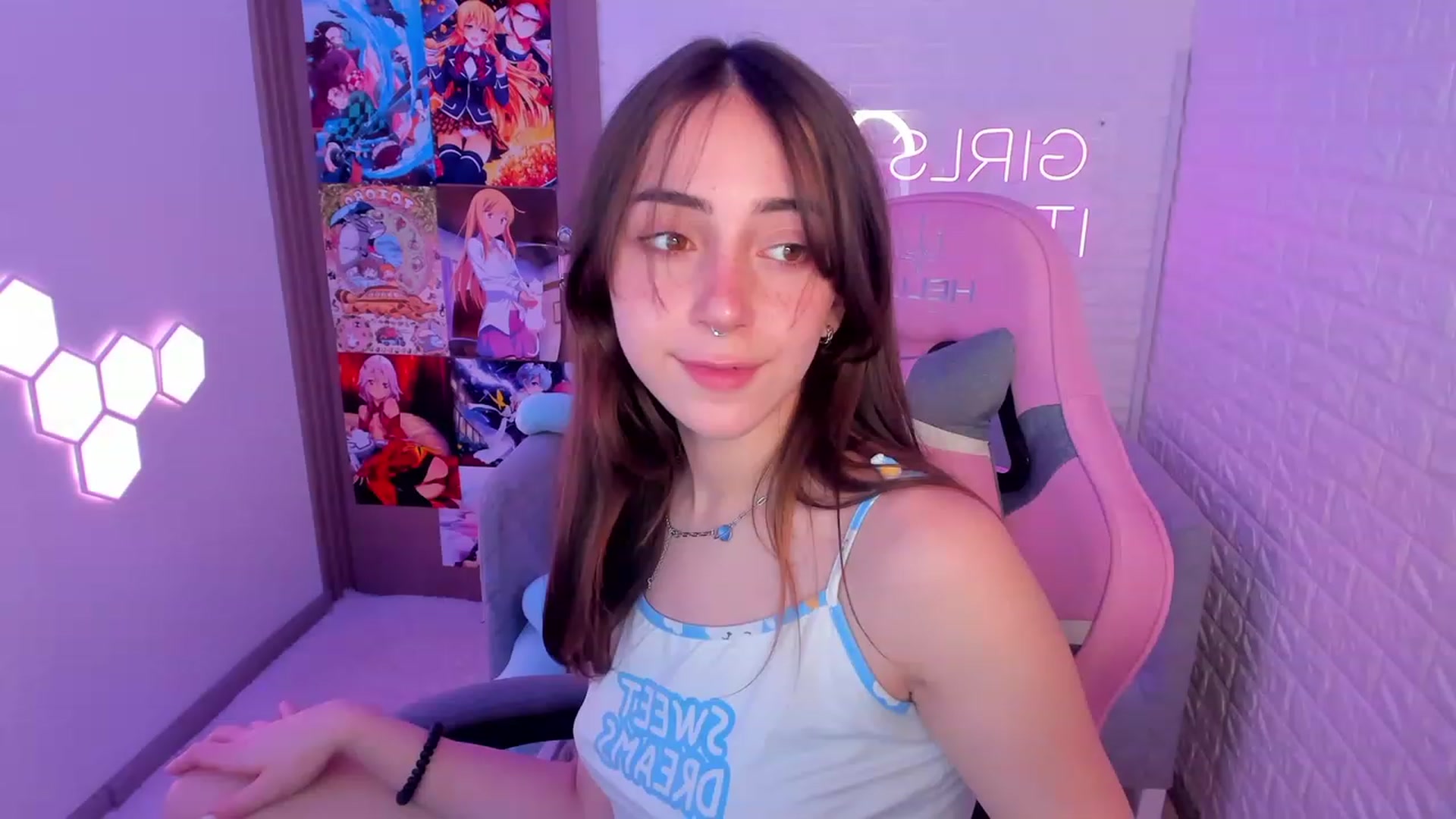 Gallery image thumbnail from ElsaYoung's myfreecams stream on, 02/12/2023, 13:22 image 14 of 20