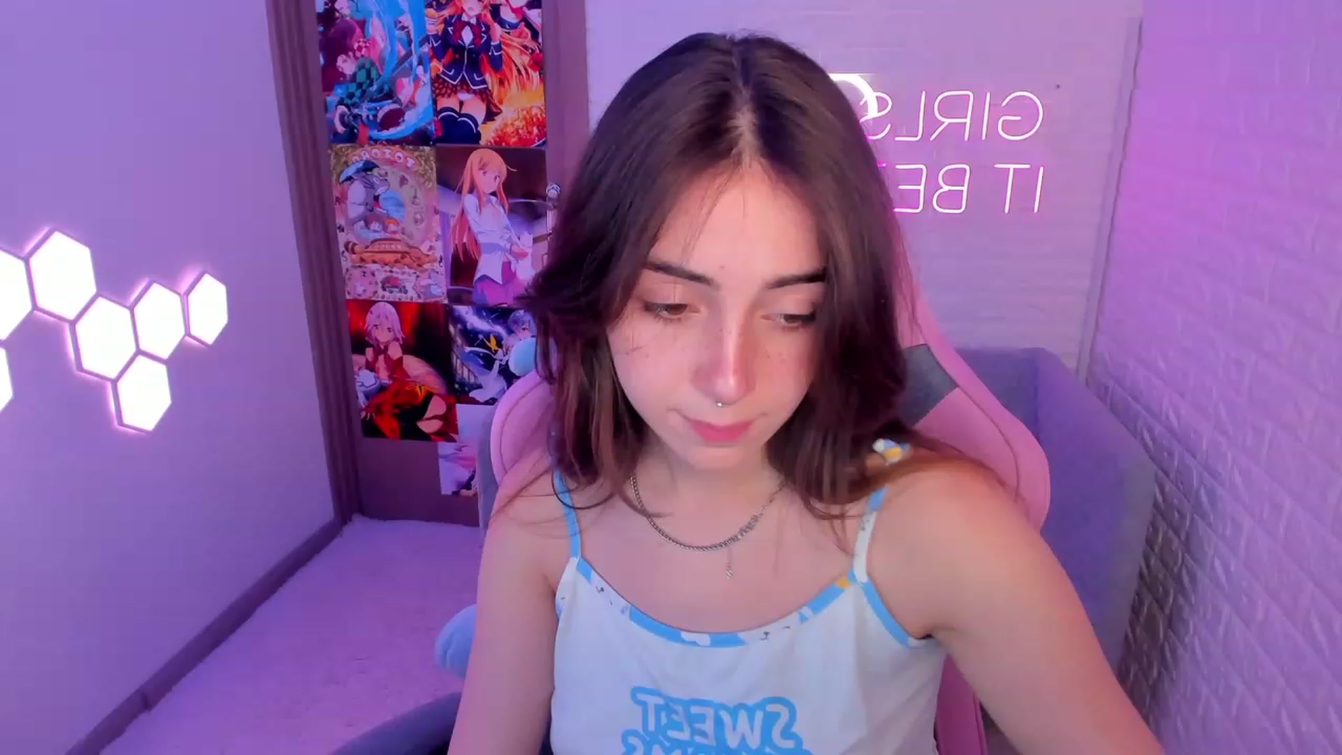 Gallery image thumbnail from ElsaYoung's myfreecams stream on, 02/12/2023, 14:05 image 14 of 20