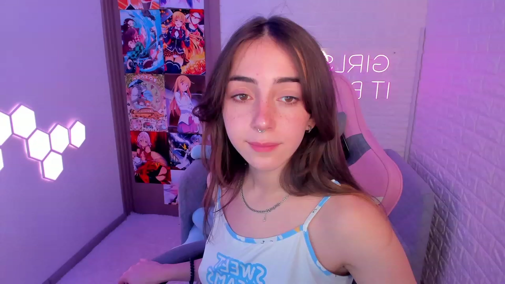 Gallery image thumbnail from ElsaYoung's myfreecams stream on, 02/12/2023, 14:05 image 17 of 20