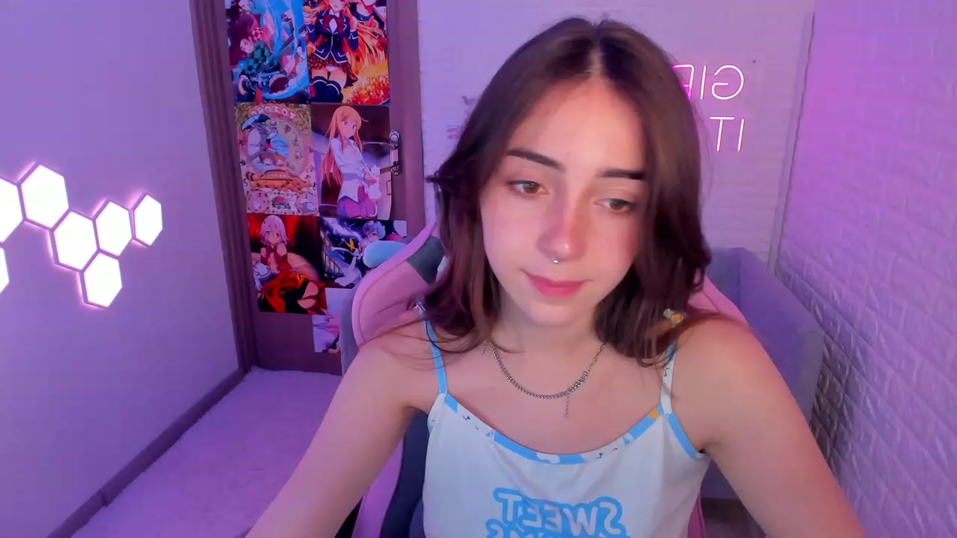 Gallery image thumbnail from ElsaYoung's myfreecams stream on, 02/12/2023, 14:05 image 13 of 20