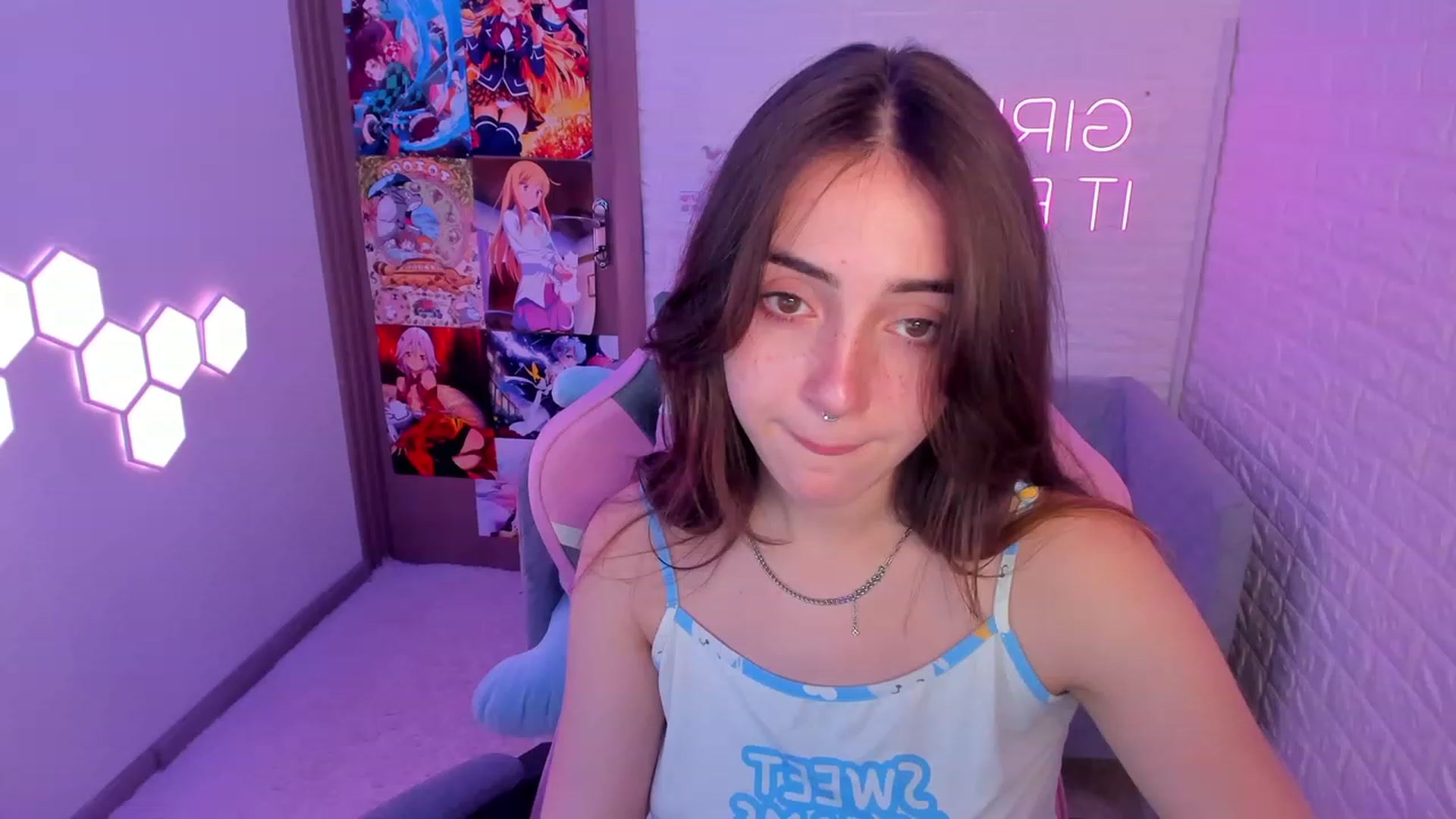 Gallery image thumbnail from ElsaYoung's myfreecams stream on, 02/12/2023, 14:05 image 16 of 20