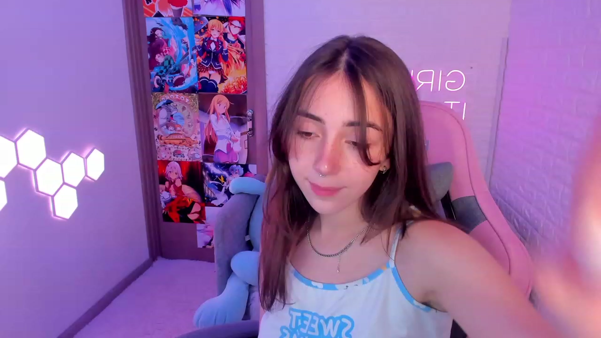 Gallery image thumbnail from ElsaYoung's myfreecams stream on, 02/12/2023, 14:05 image 11 of 20