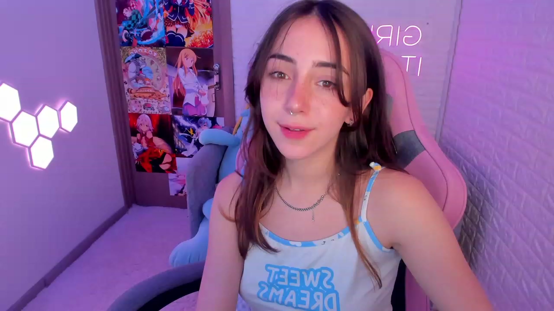 Gallery image thumbnail from ElsaYoung's myfreecams stream on, 02/12/2023, 14:34 image 6 of 20
