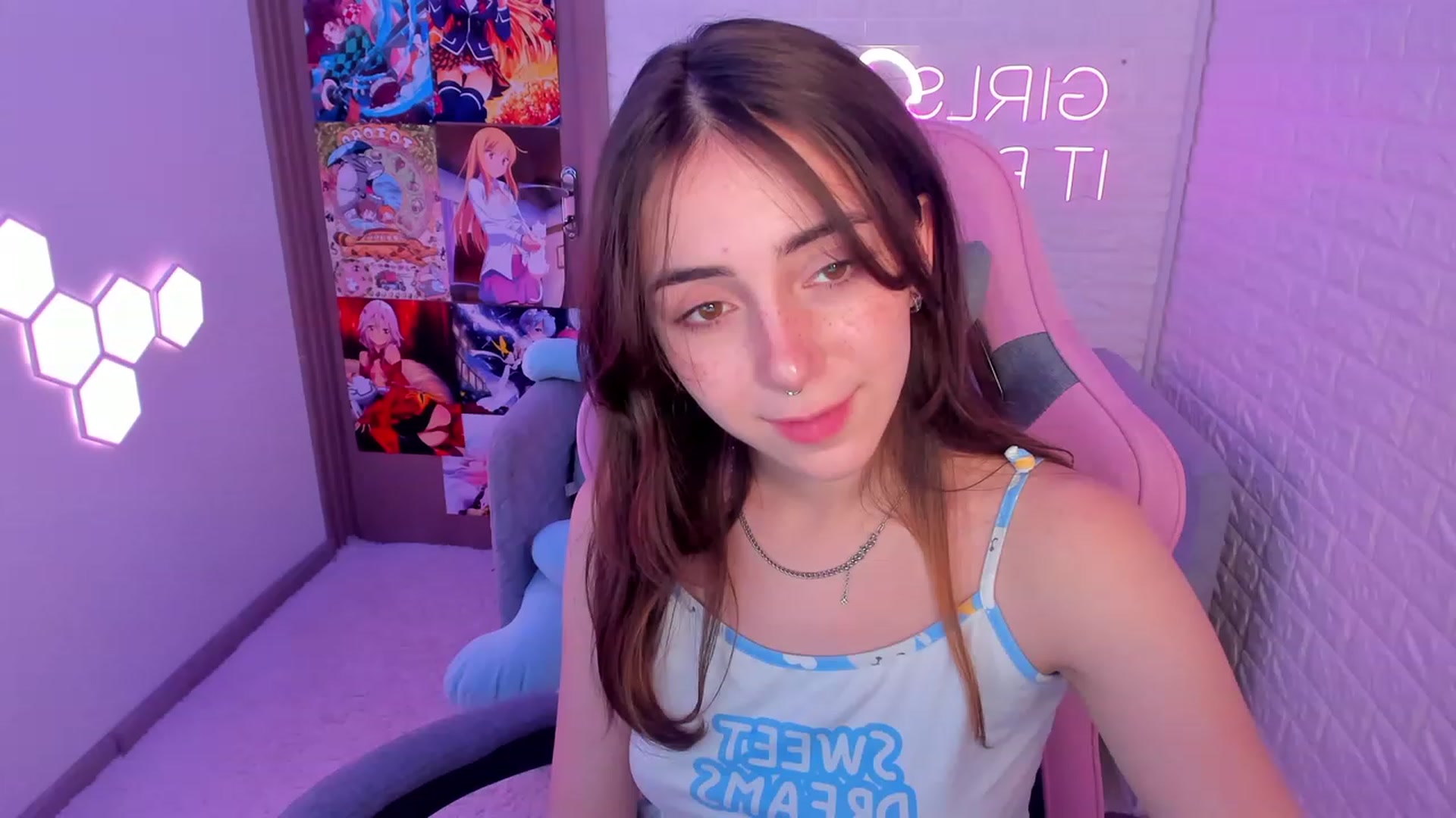 Gallery image thumbnail from ElsaYoung's myfreecams stream on, 02/12/2023, 14:34 image 8 of 20
