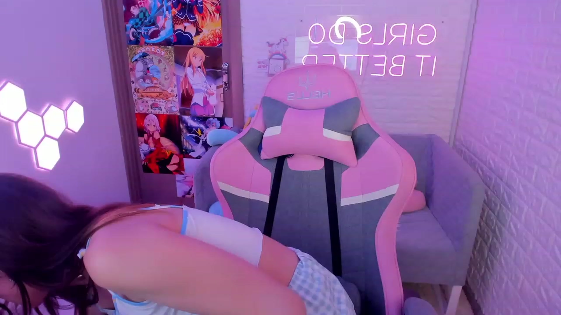 Gallery image thumbnail from ElsaYoung's myfreecams stream on, 02/12/2023, 16:10 image 4 of 20