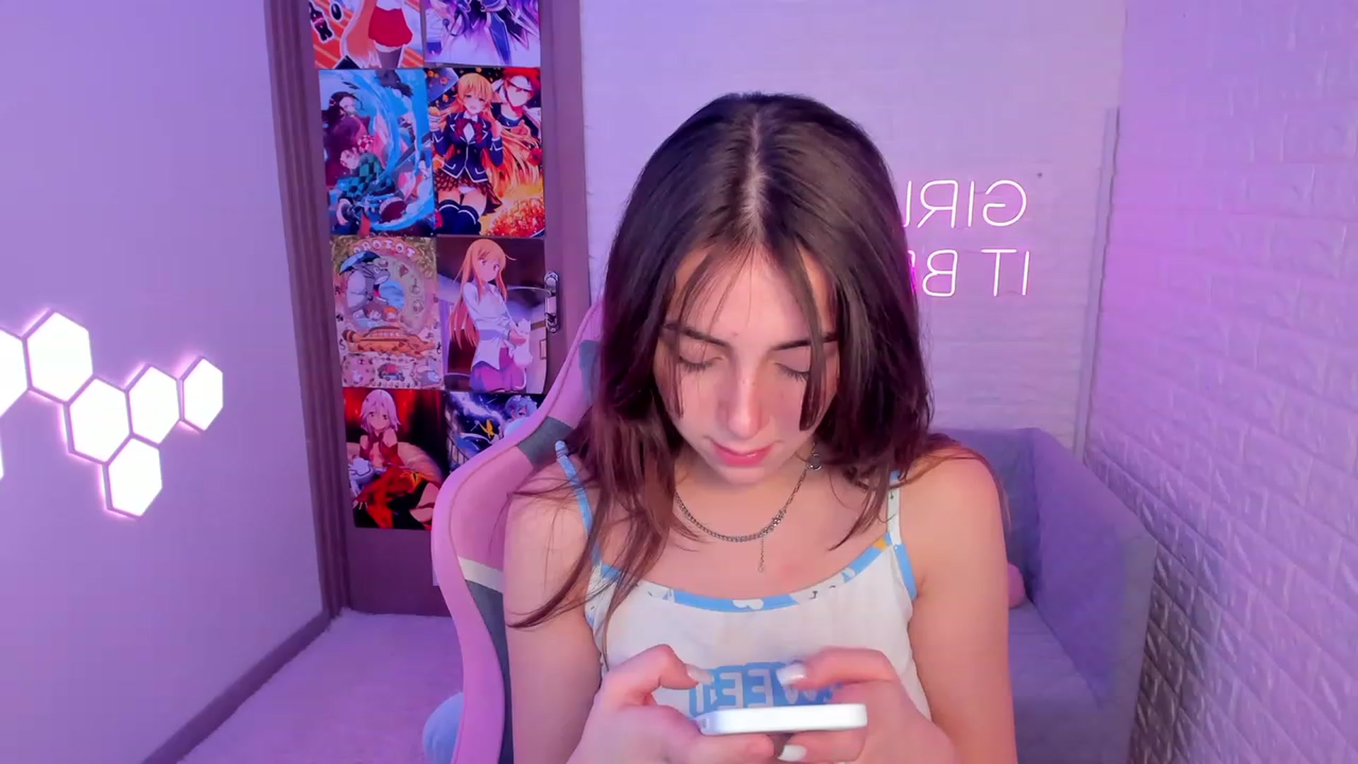 Gallery image thumbnail from ElsaYoung's myfreecams stream on, 02/12/2023, 16:10 image 16 of 20