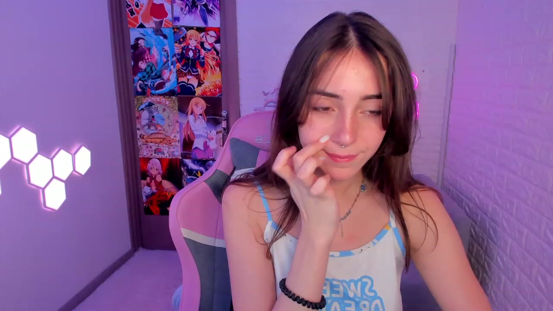Gallery image thumbnail from ElsaYoung's myfreecams stream on, 02/12/2023, 16:10 image 15 of 20