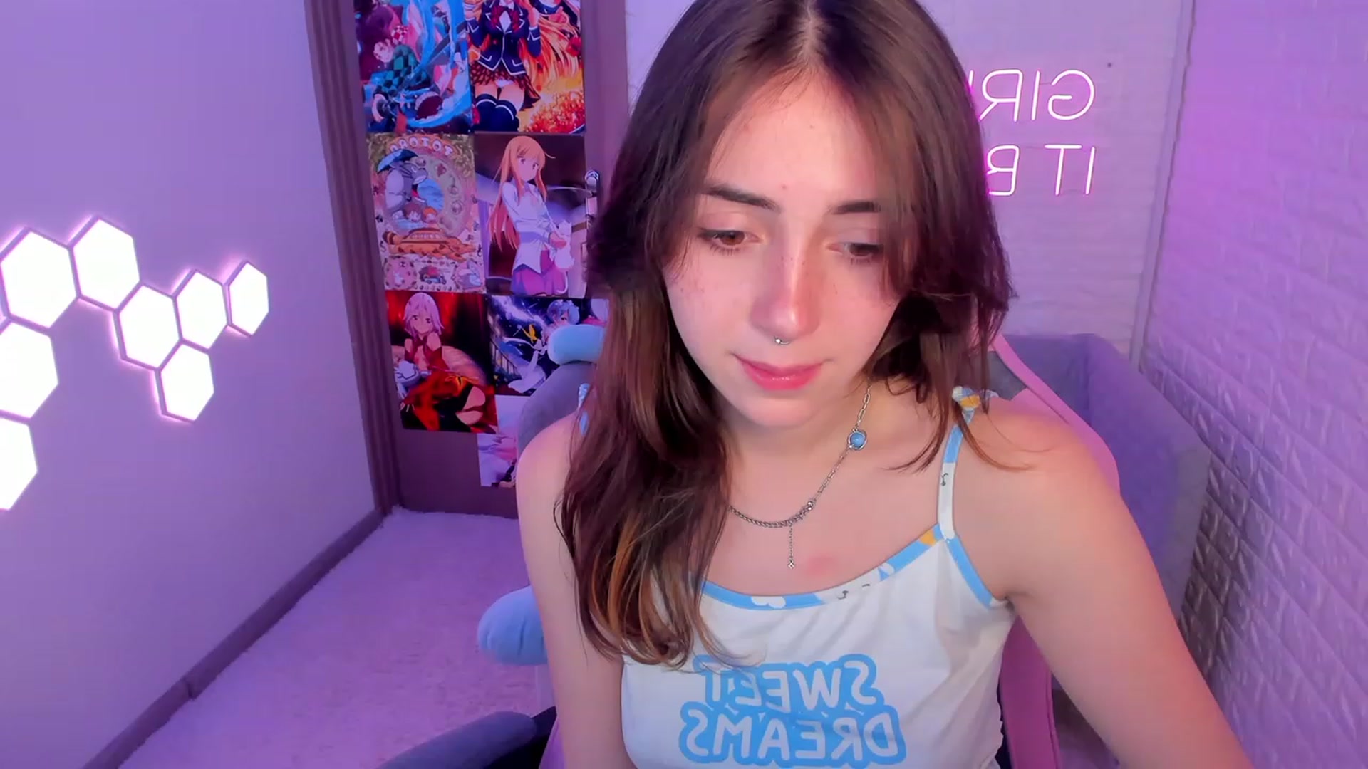 Gallery image thumbnail from ElsaYoung's myfreecams stream on, 02/12/2023, 16:10 image 7 of 20