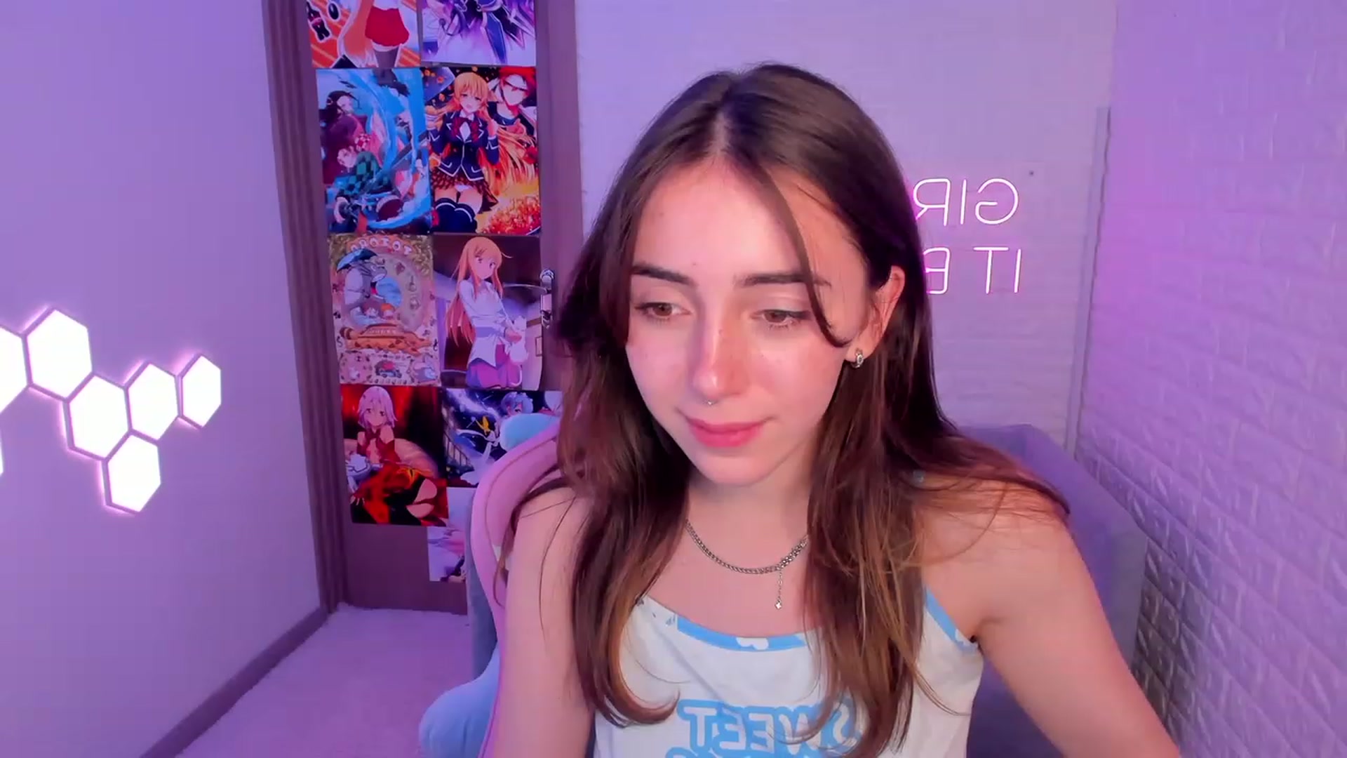 Gallery image thumbnail from ElsaYoung's myfreecams stream on, 02/12/2023, 16:10 image 17 of 20