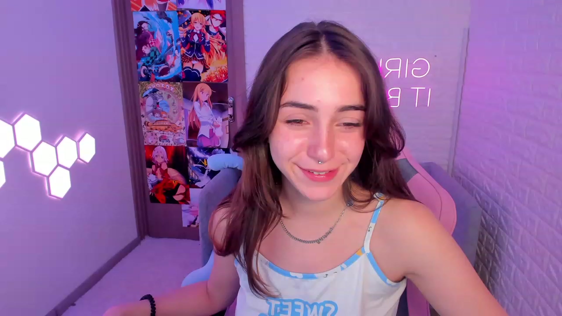 Gallery image thumbnail from ElsaYoung's myfreecams stream on, 02/12/2023, 17:46 image 6 of 20