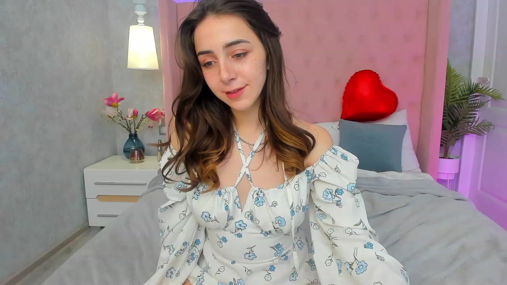 Gallery image thumbnail from ElsaYoung's myfreecams stream on, 02/14/2023, 14:00 image 12 of 20