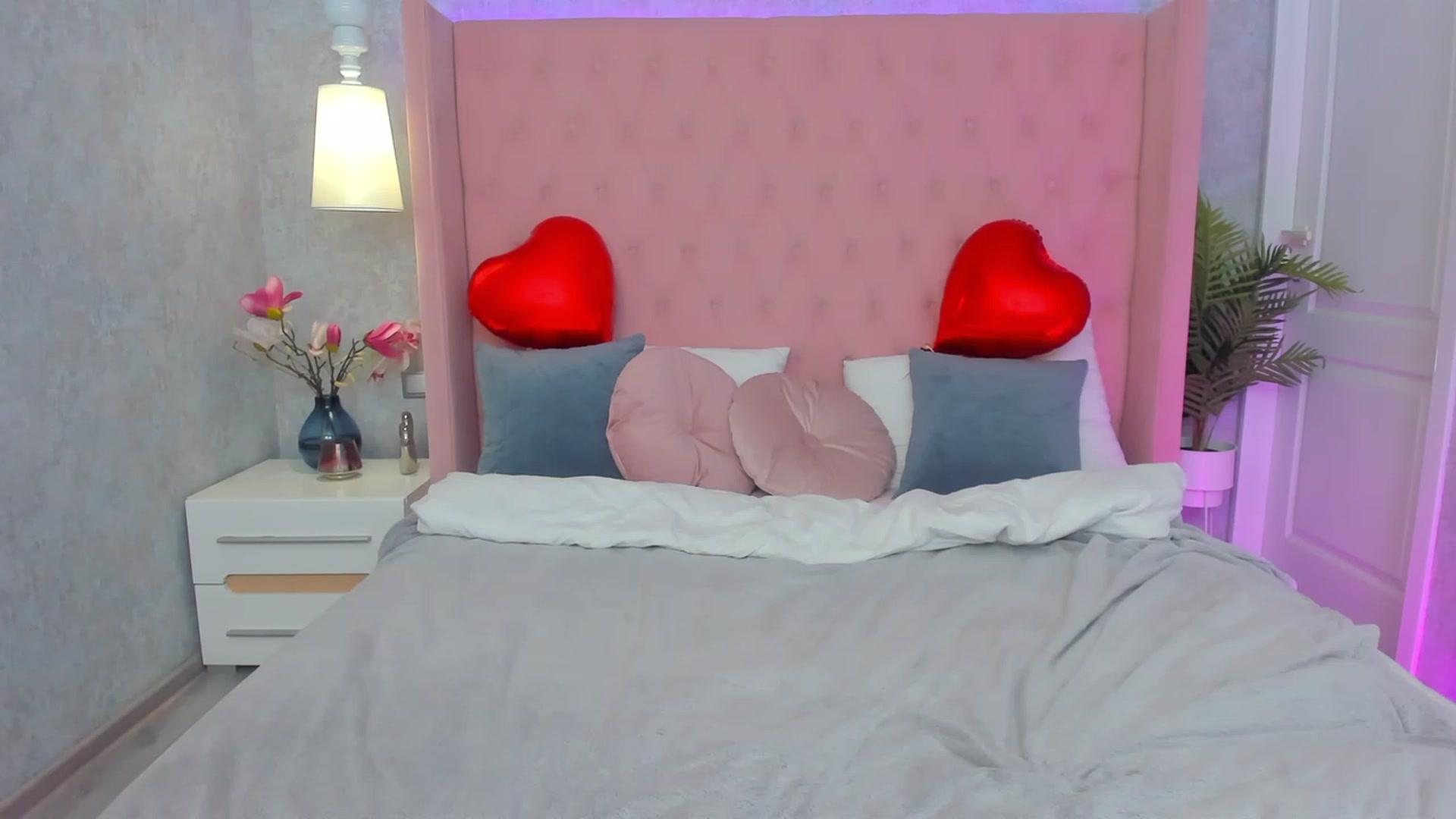 Gallery image thumbnail from ElsaYoung's myfreecams stream on, 02/14/2023, 18:20 image 7 of 20