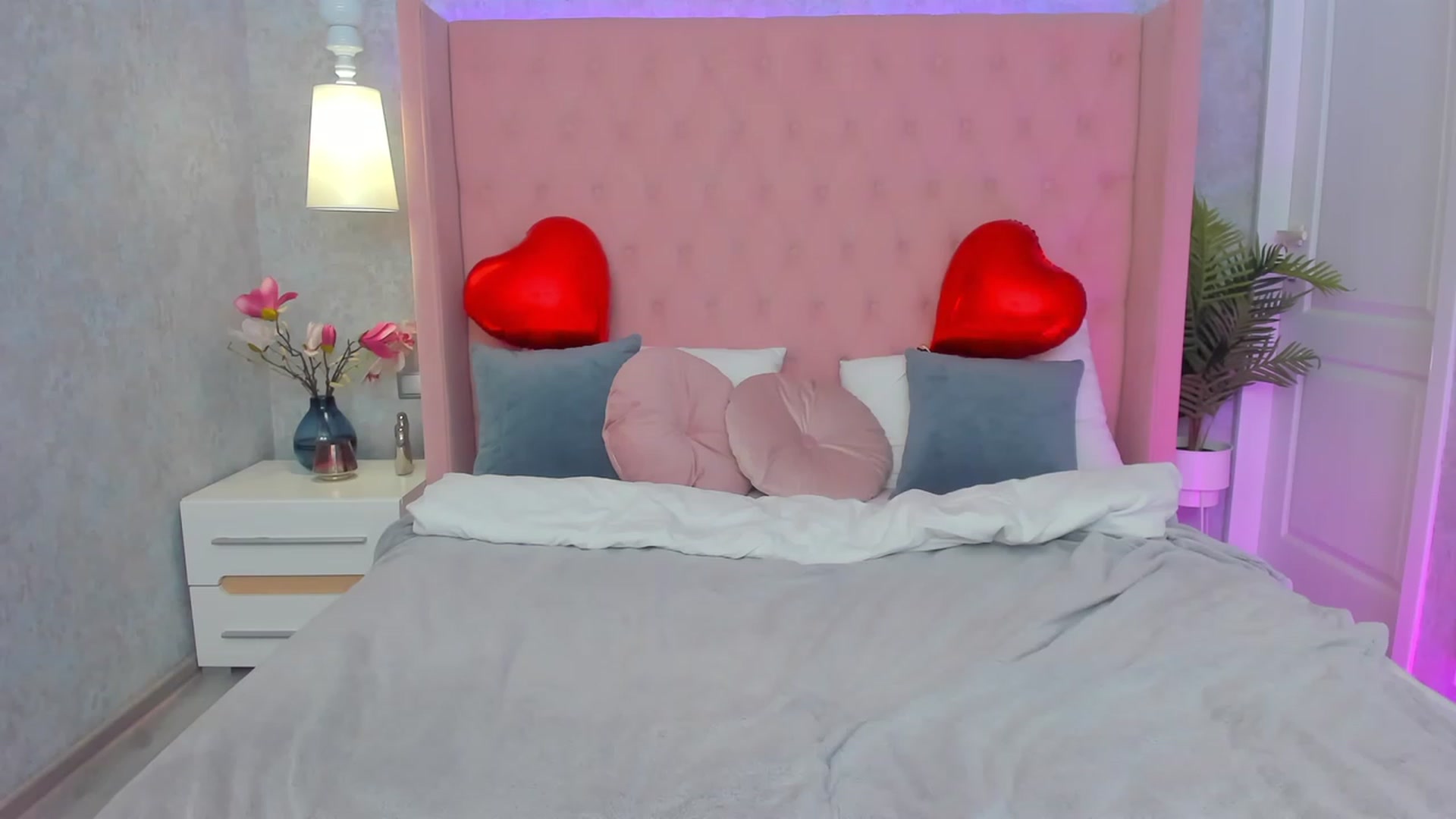 Gallery image thumbnail from ElsaYoung's myfreecams stream on, 02/14/2023, 18:20 image 5 of 20