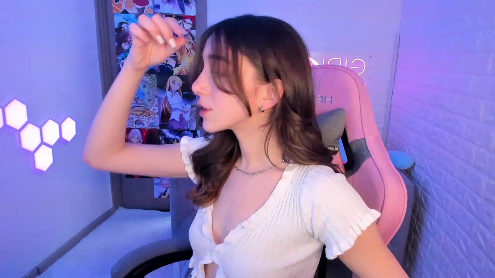 Gallery image thumbnail from ElsaYoung's myfreecams stream on, 02/17/2023, 13:34 image 14 of 20